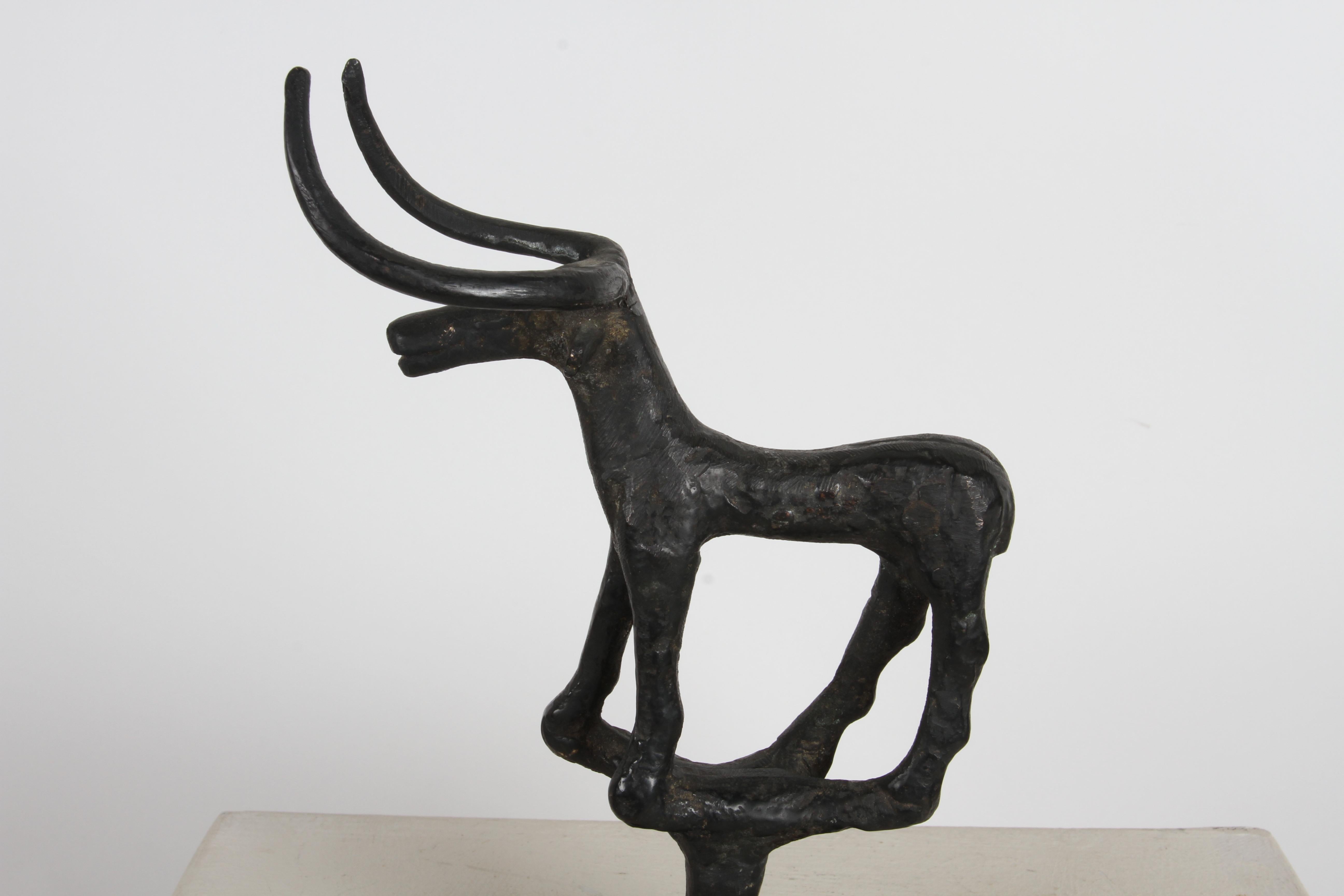 Sculpture de taureau de l'âge du bronze du milieu du siècle dernier des années 1960 sur socle en bois en vente 4