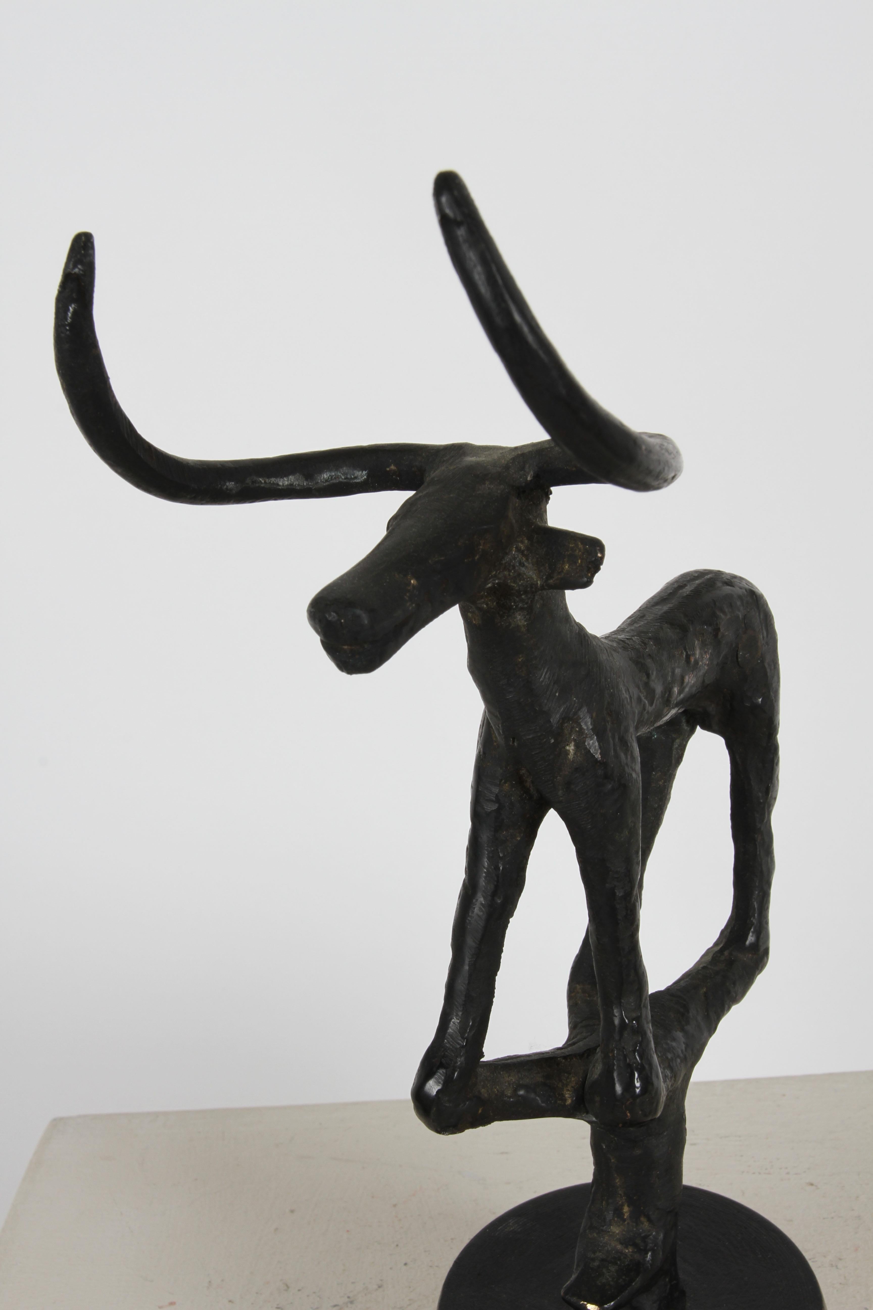 Sculpture de taureau de l'âge du bronze du milieu du siècle dernier des années 1960 sur socle en bois en vente 5
