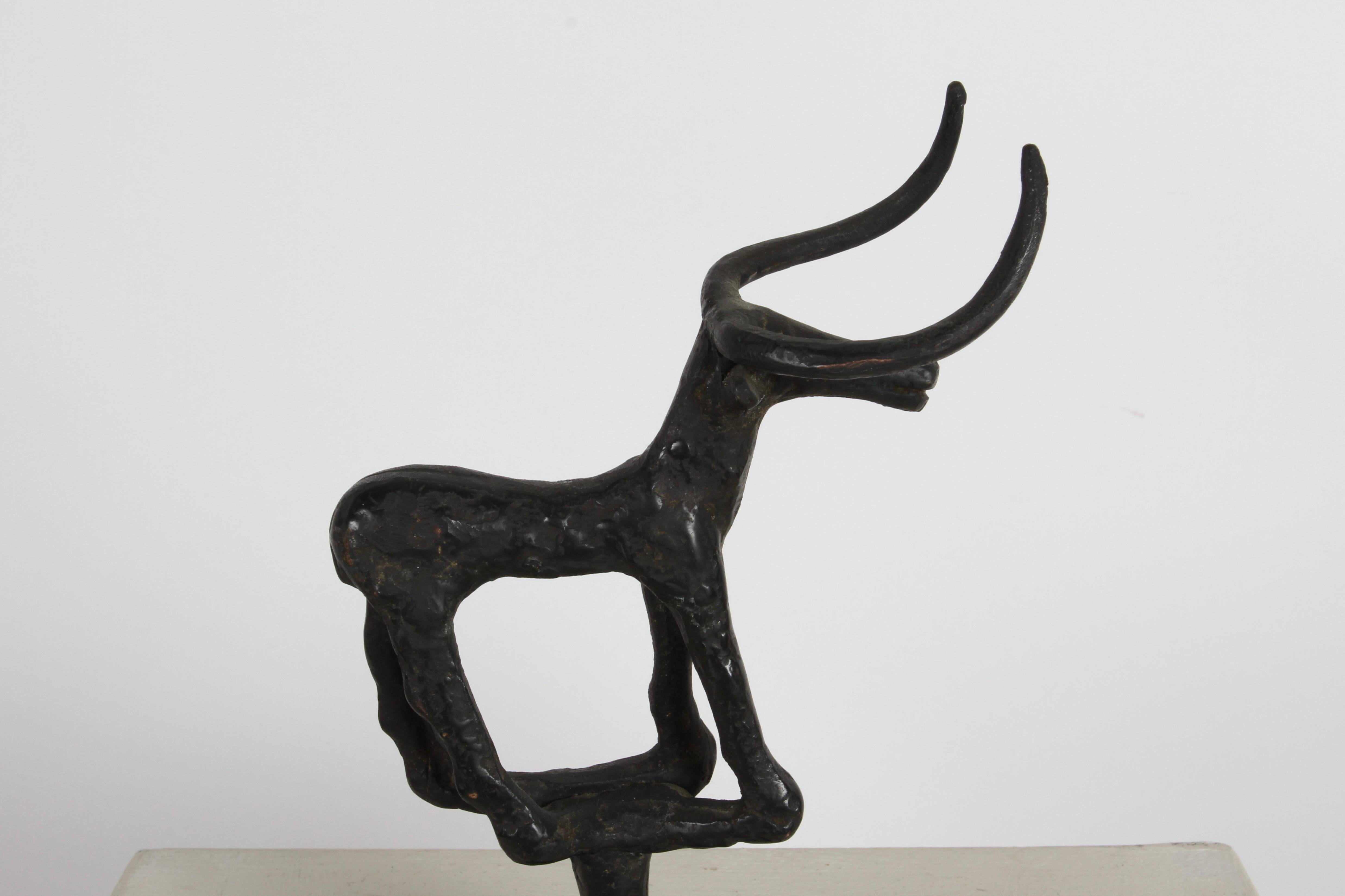 Sculpture de taureau de l'âge du bronze du milieu du siècle dernier des années 1960 sur socle en bois en vente 6