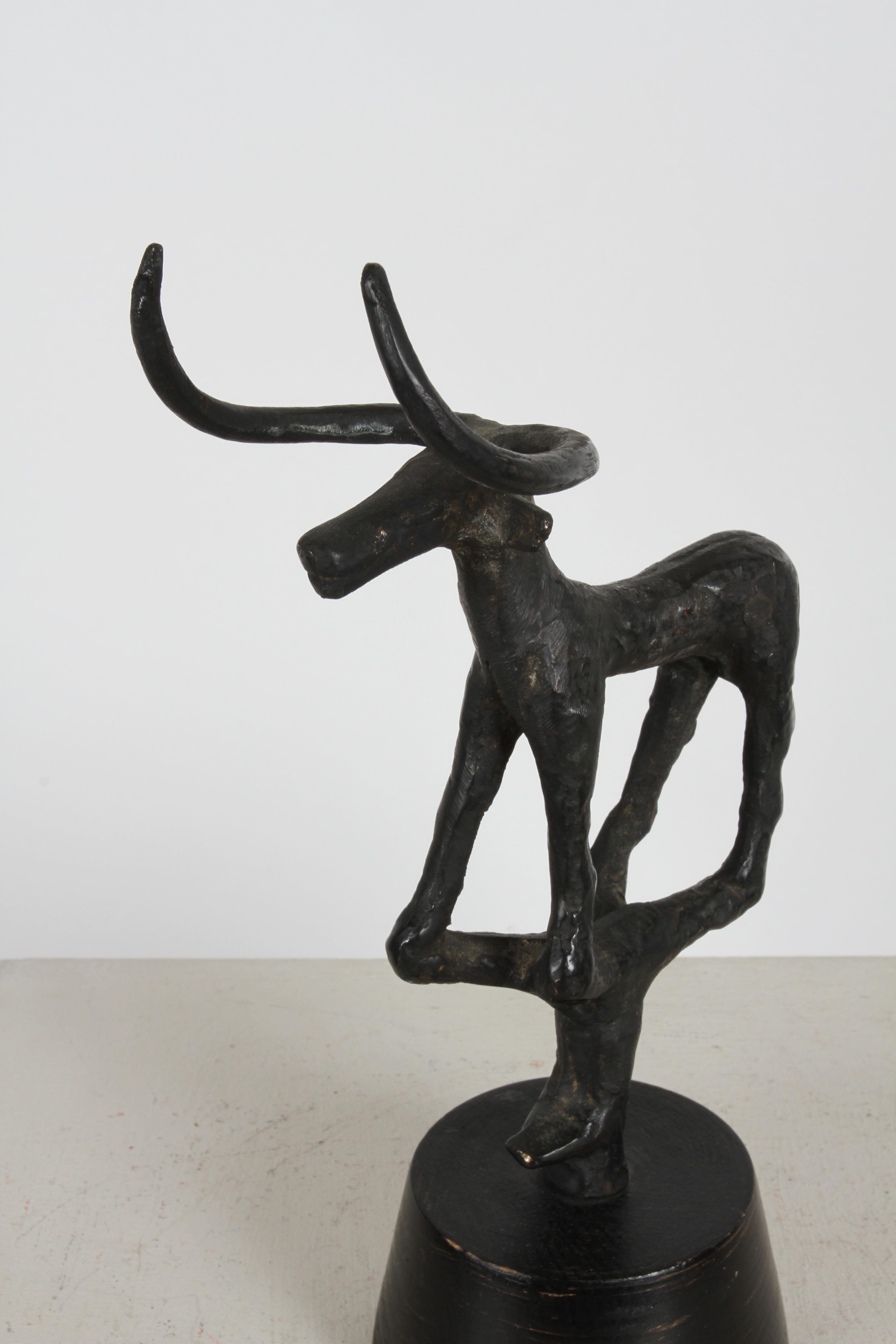 Mid-Century Modern Sculpture de taureau de l'âge du bronze du milieu du siècle dernier des années 1960 sur socle en bois en vente