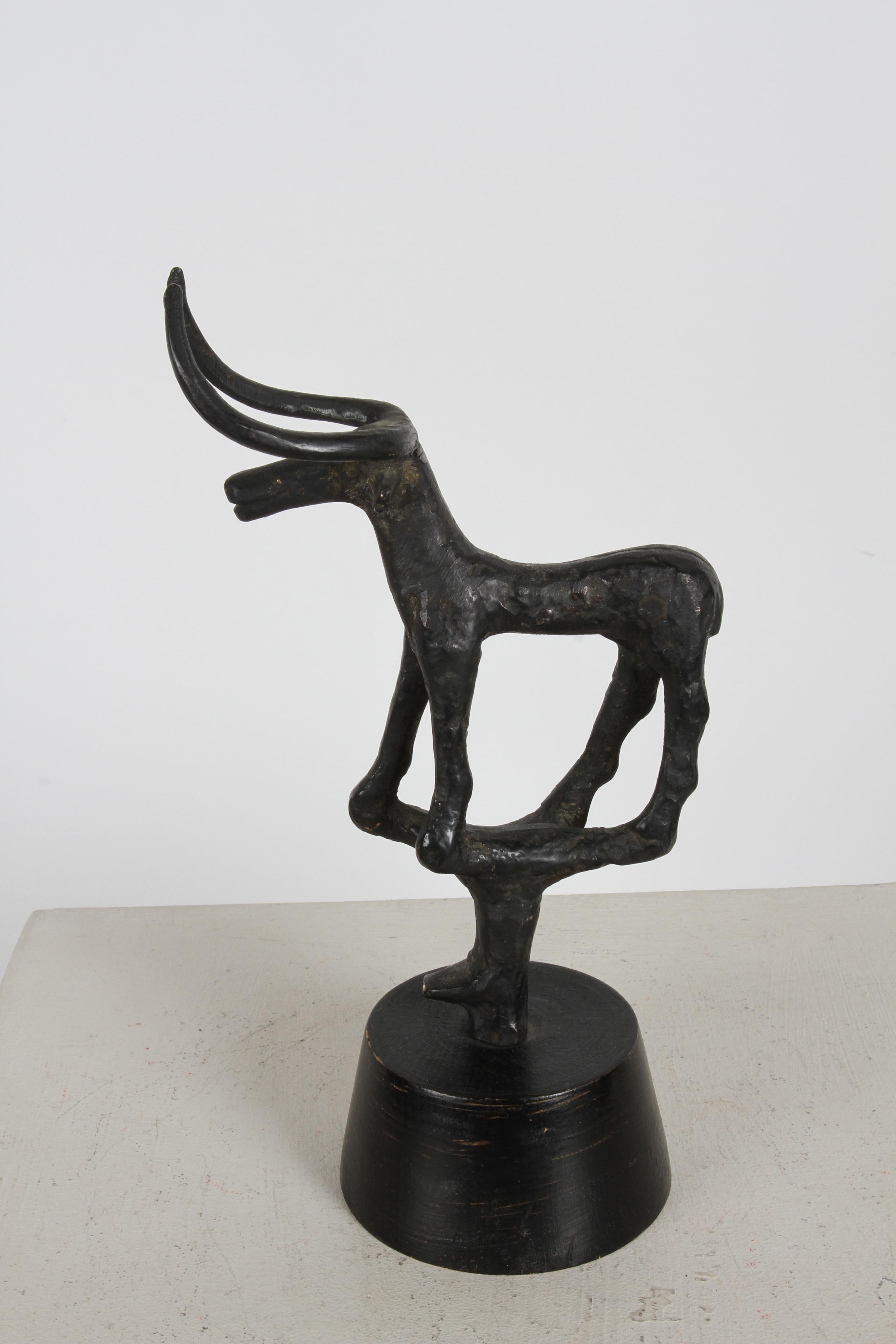 Inconnu Sculpture de taureau de l'âge du bronze du milieu du siècle dernier des années 1960 sur socle en bois en vente