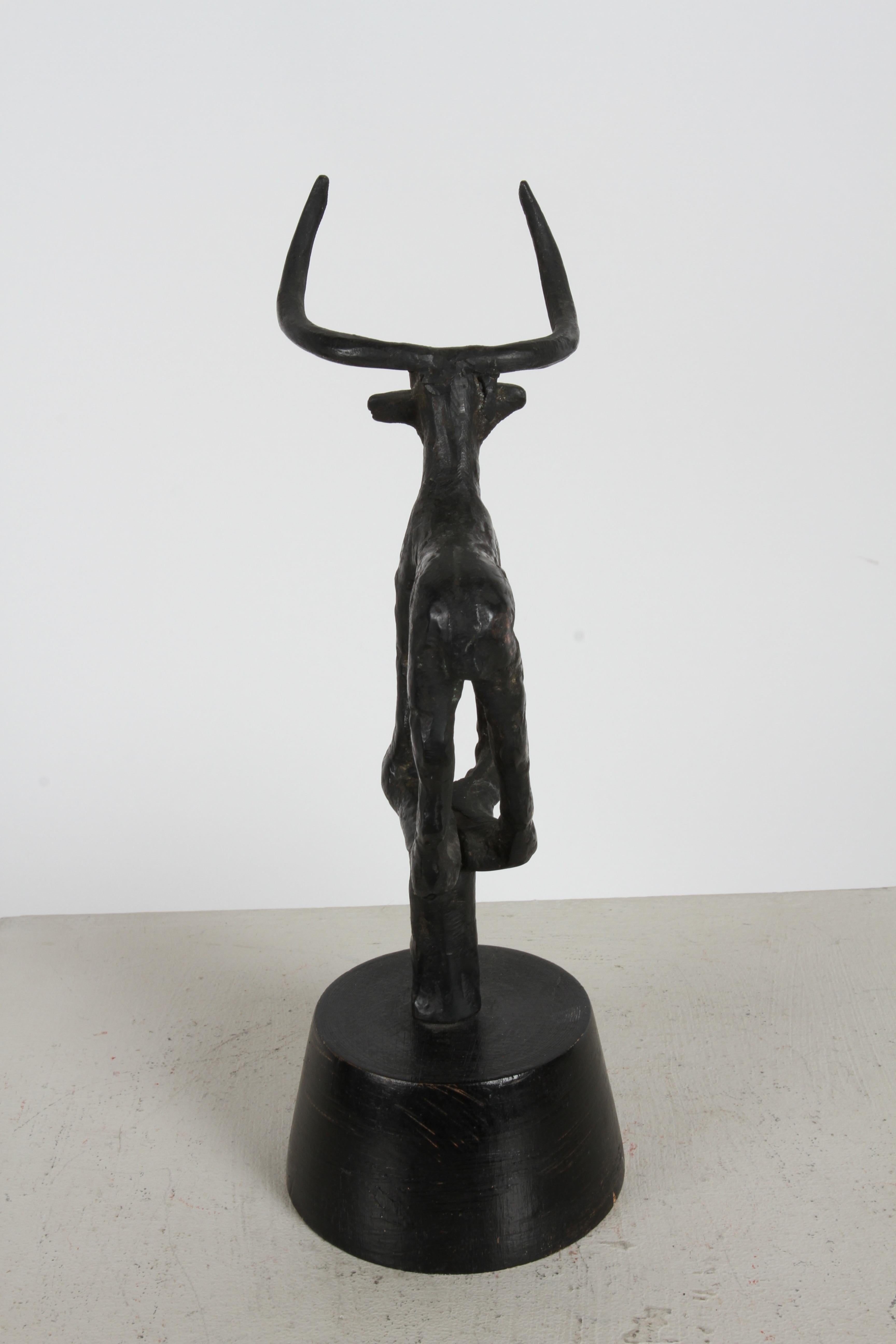 Milieu du XXe siècle Sculpture de taureau de l'âge du bronze du milieu du siècle dernier des années 1960 sur socle en bois en vente