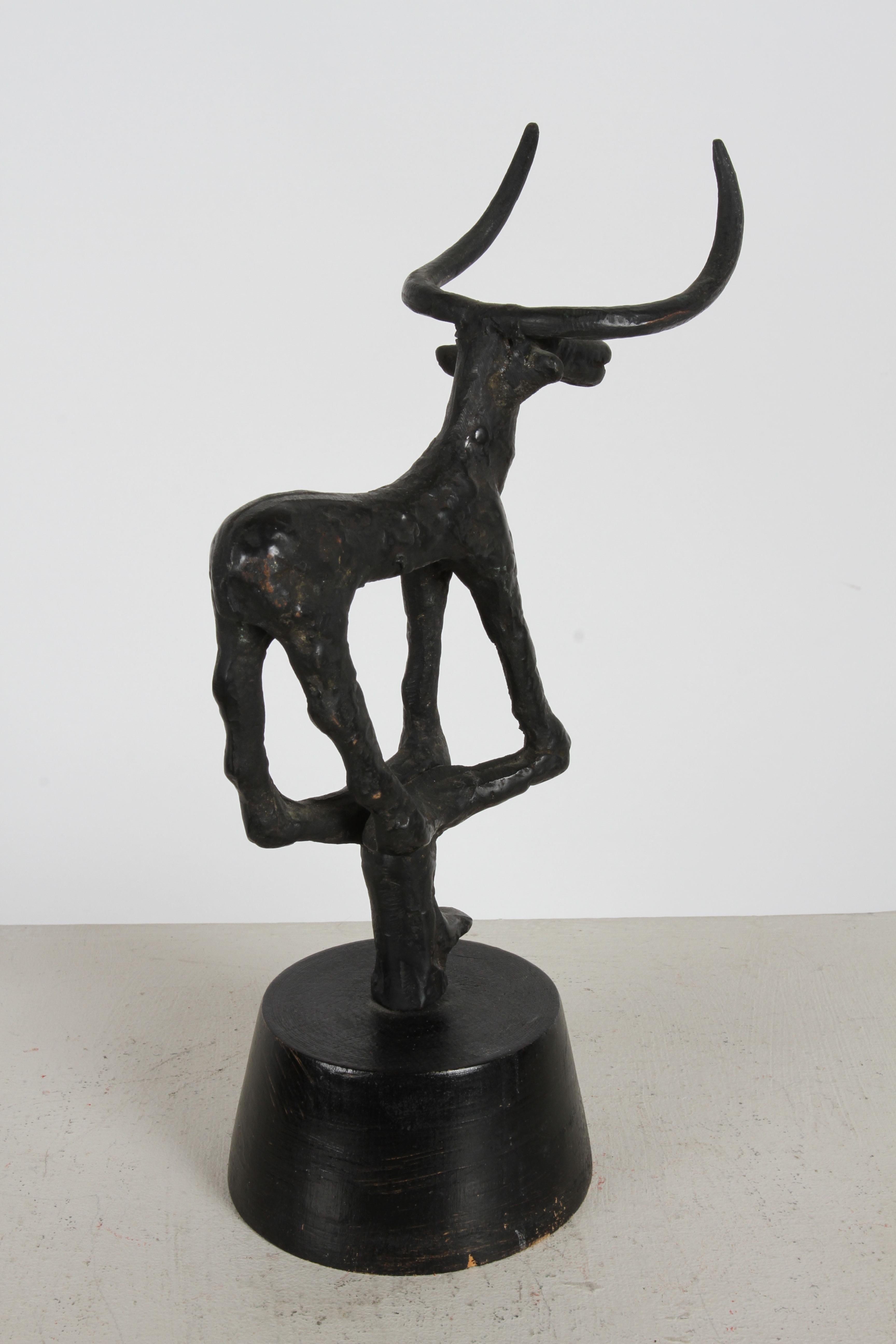 Bronze Sculpture de taureau de l'âge du bronze du milieu du siècle dernier des années 1960 sur socle en bois en vente