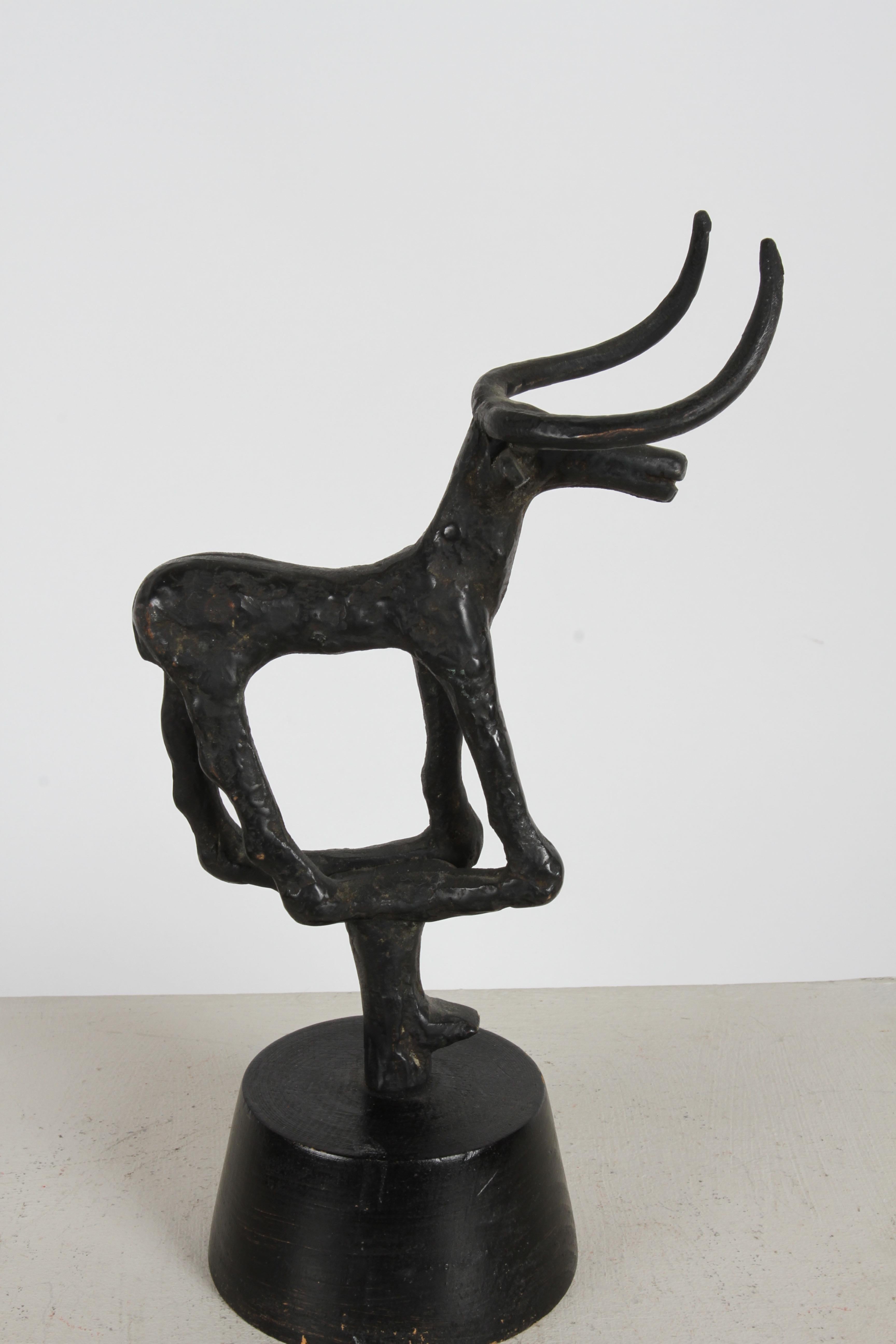 Sculpture de taureau de l'âge du bronze du milieu du siècle dernier des années 1960 sur socle en bois en vente 1