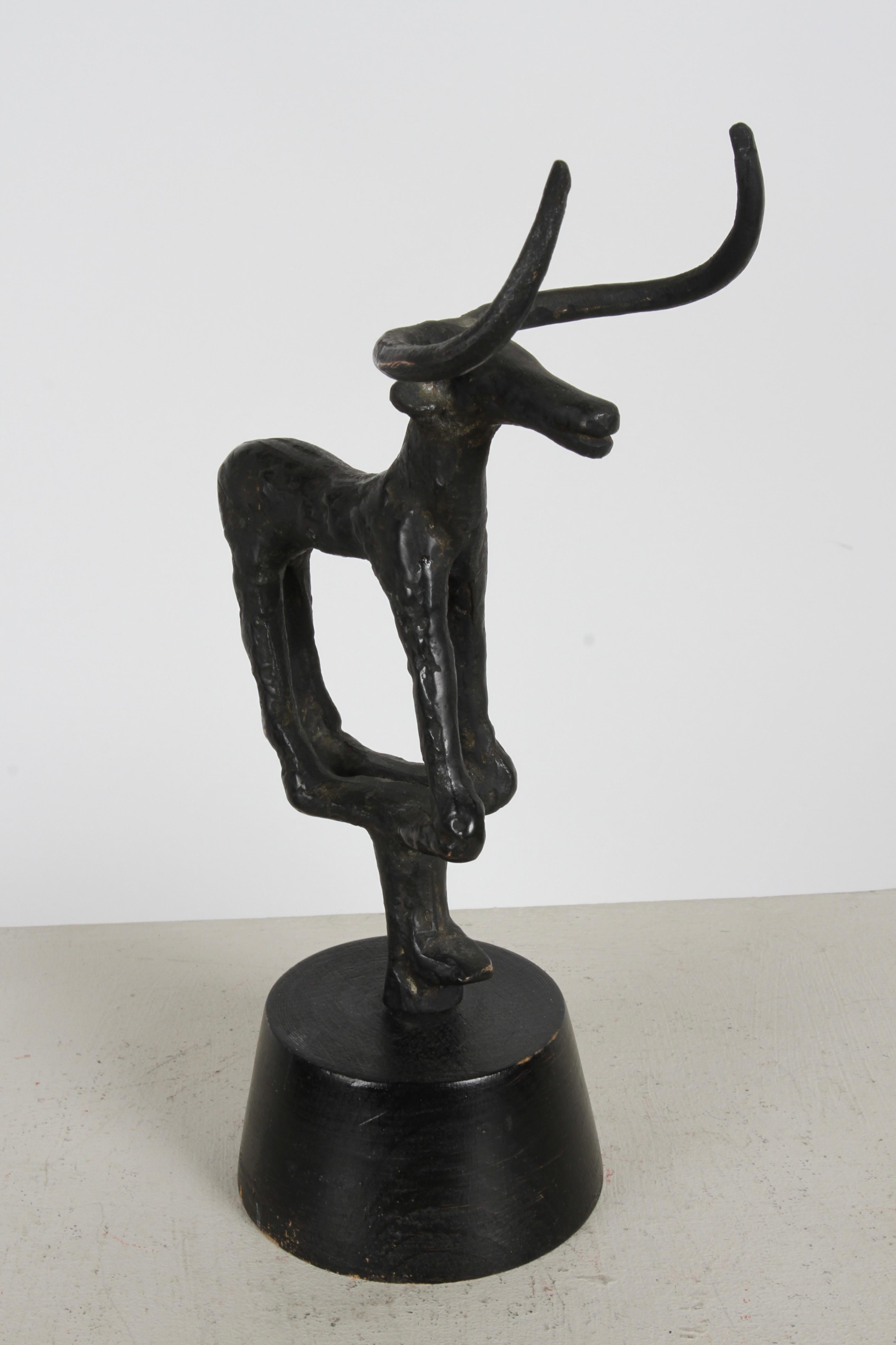 Sculpture de taureau de l'âge du bronze du milieu du siècle dernier des années 1960 sur socle en bois en vente 2