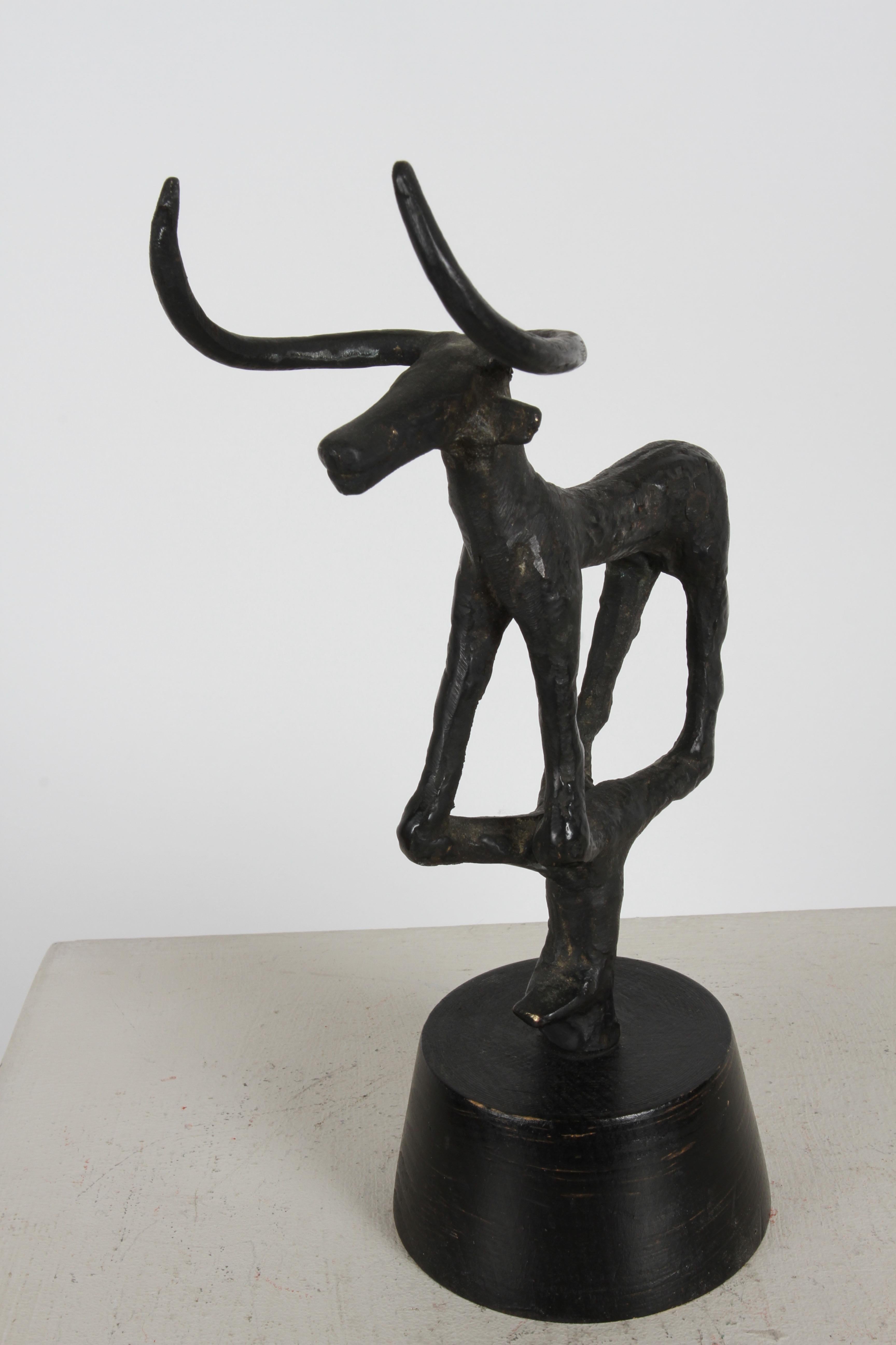 Sculpture de taureau de l'âge du bronze du milieu du siècle dernier des années 1960 sur socle en bois en vente 3