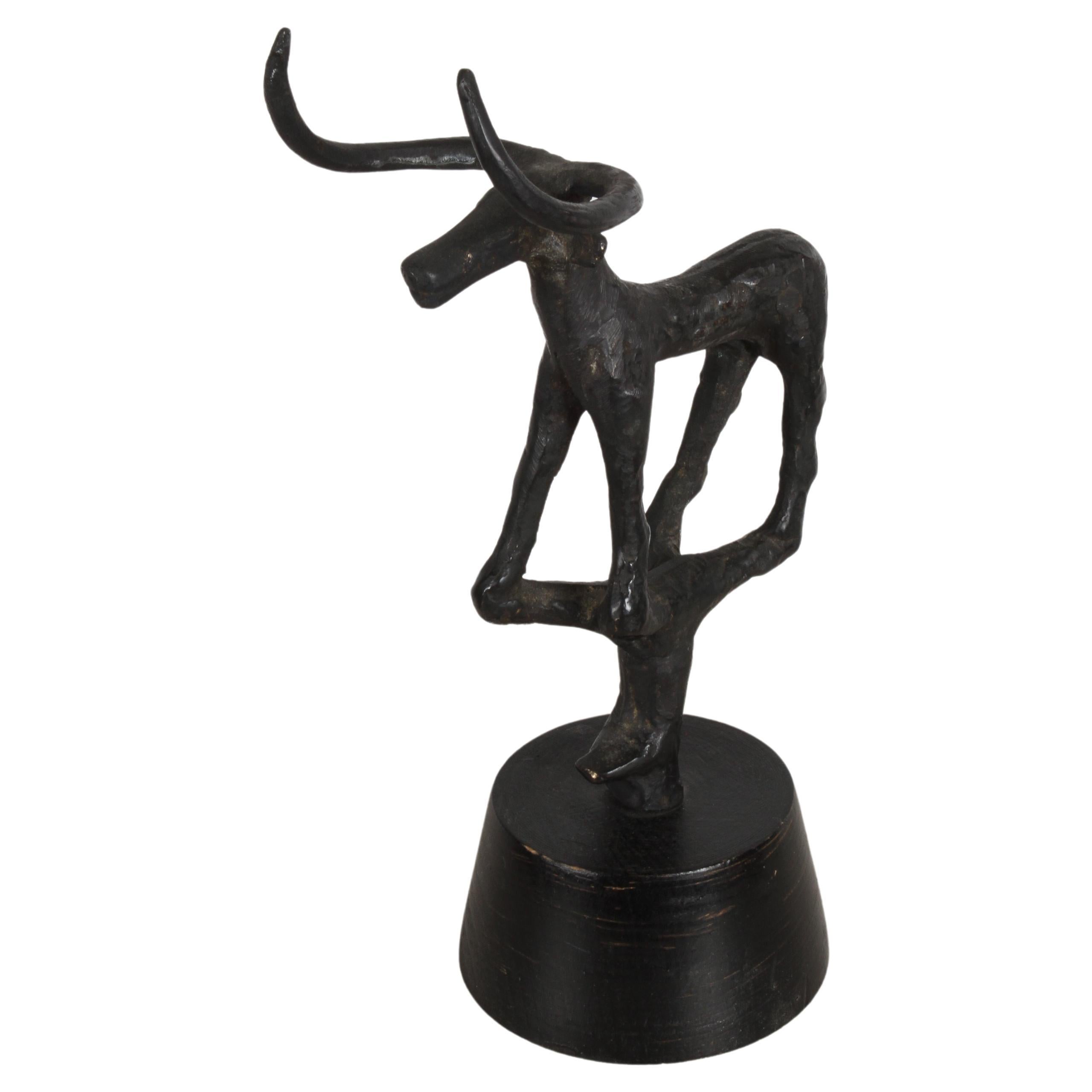 Sculpture de taureau de l'âge du bronze du milieu du siècle dernier des années 1960 sur socle en bois en vente