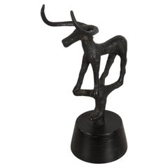 Sculpture de taureau de l'âge du bronze du milieu du siècle dernier des années 1960 sur socle en bois