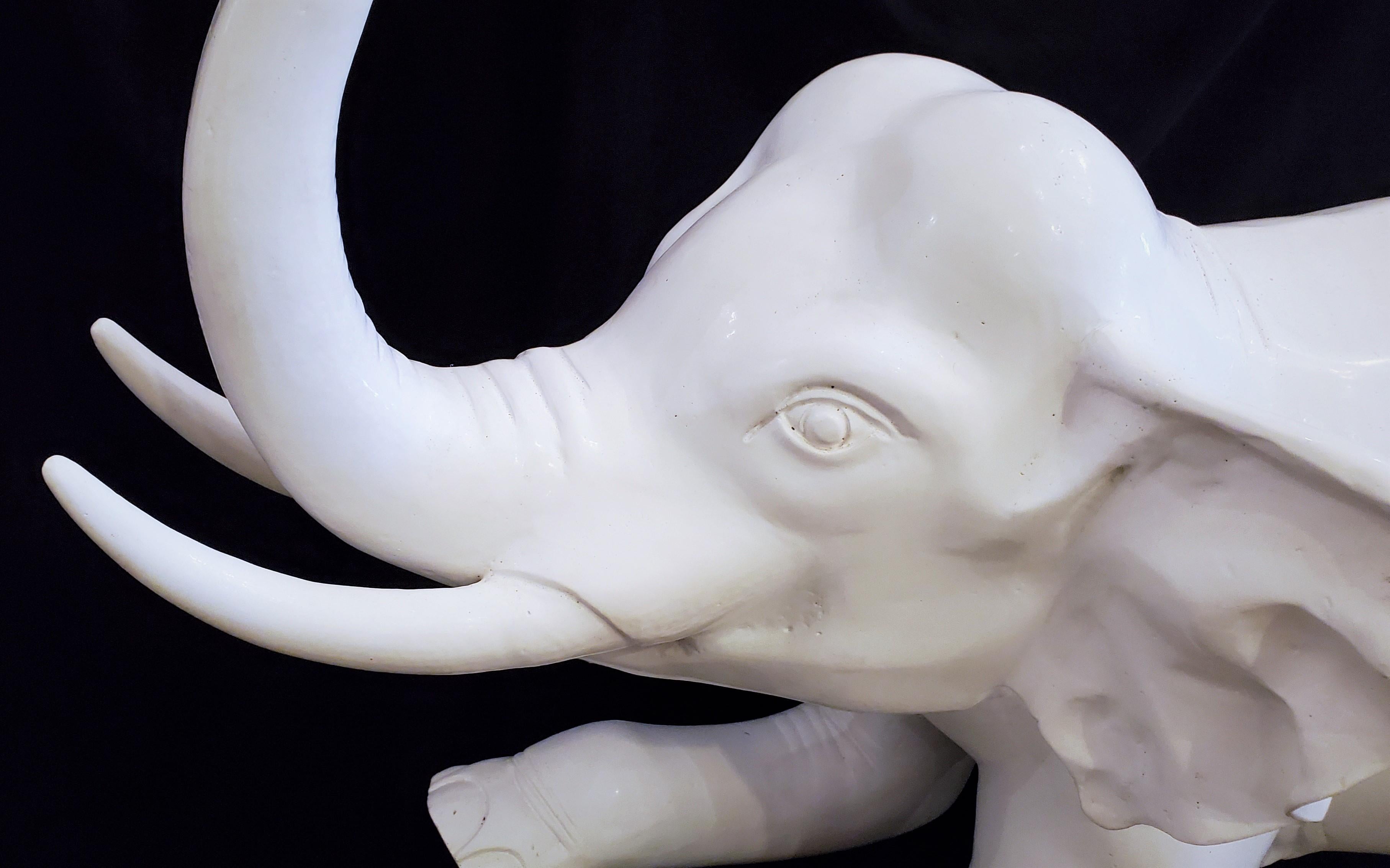 Bronzo di metà secolo Coppia di sculture di elefanti fortunati rivestite di vernice bianca. 

Ogni elefante misura circa - 49 x 19 x 27,5