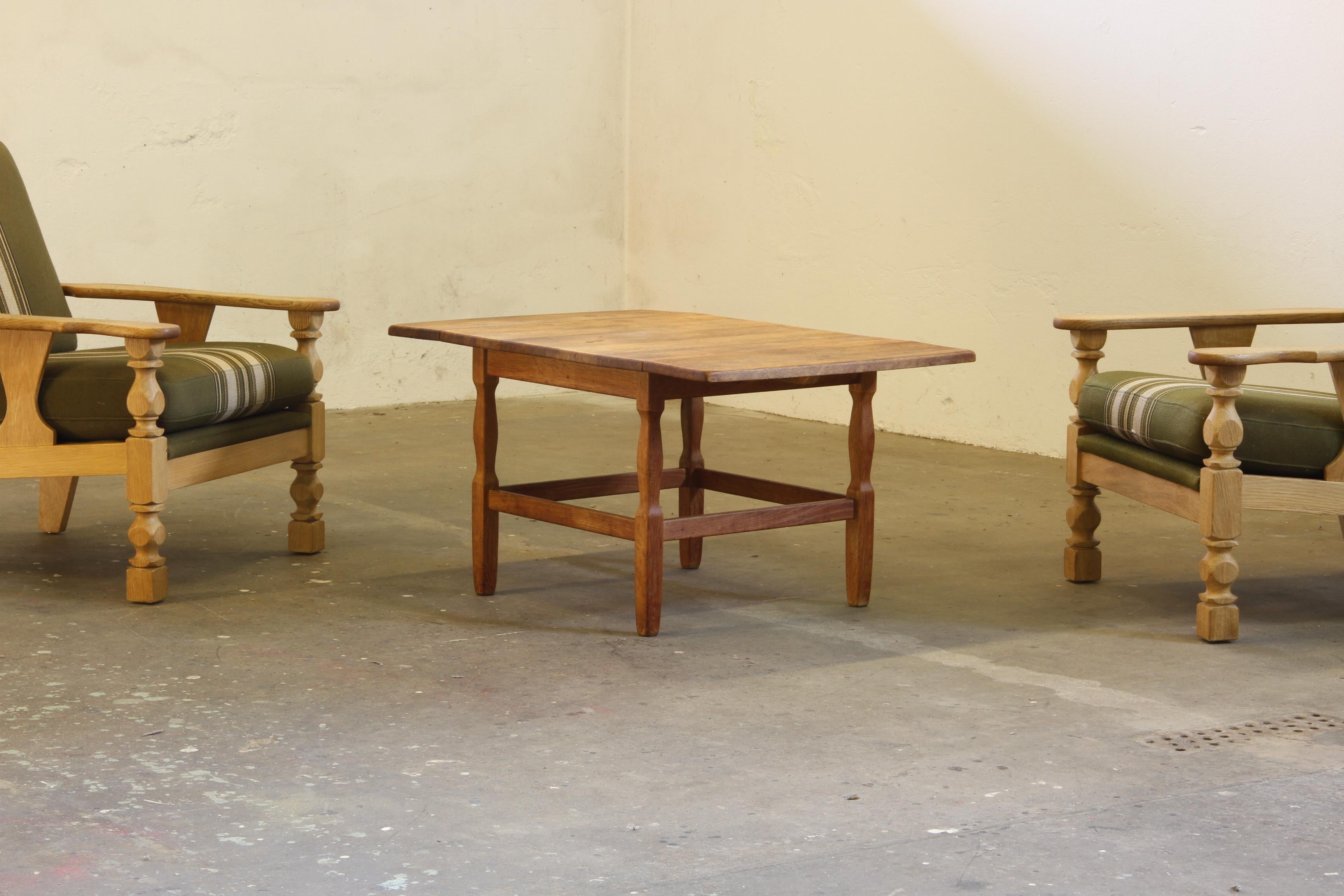 Danish Oak Coffee / Side Table, 1960s

This solid oak coffee or side table from Denmark, crafted in the 1960s, reflects excellent craftsmanship and timeless design. The table features two extendable leaves, allowing it to adapt to different needs.