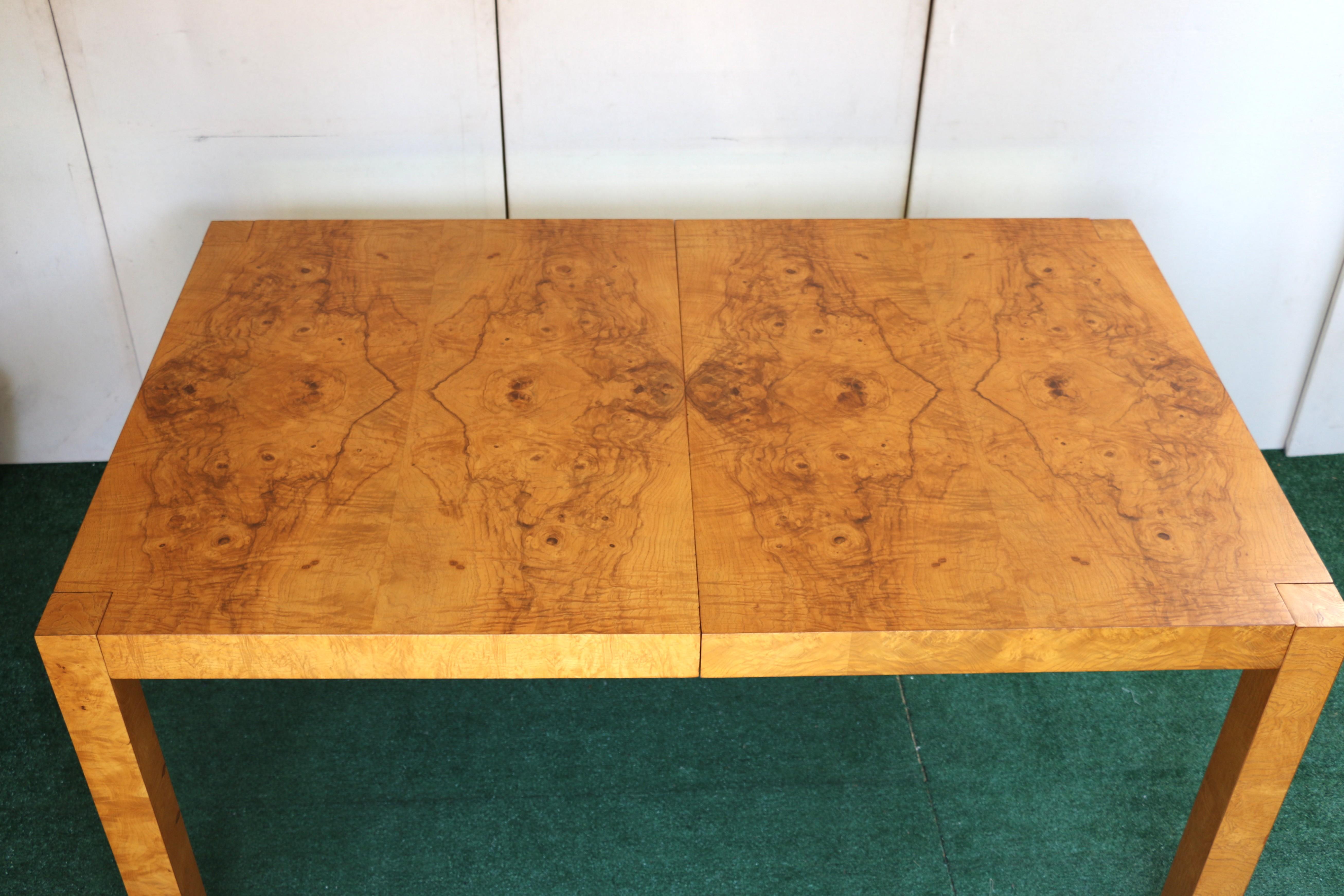 1960’s Mid Century Burlwood Expanding Dining Table With 2 Leaves In Good Condition For Sale In North Hollywood, CA
