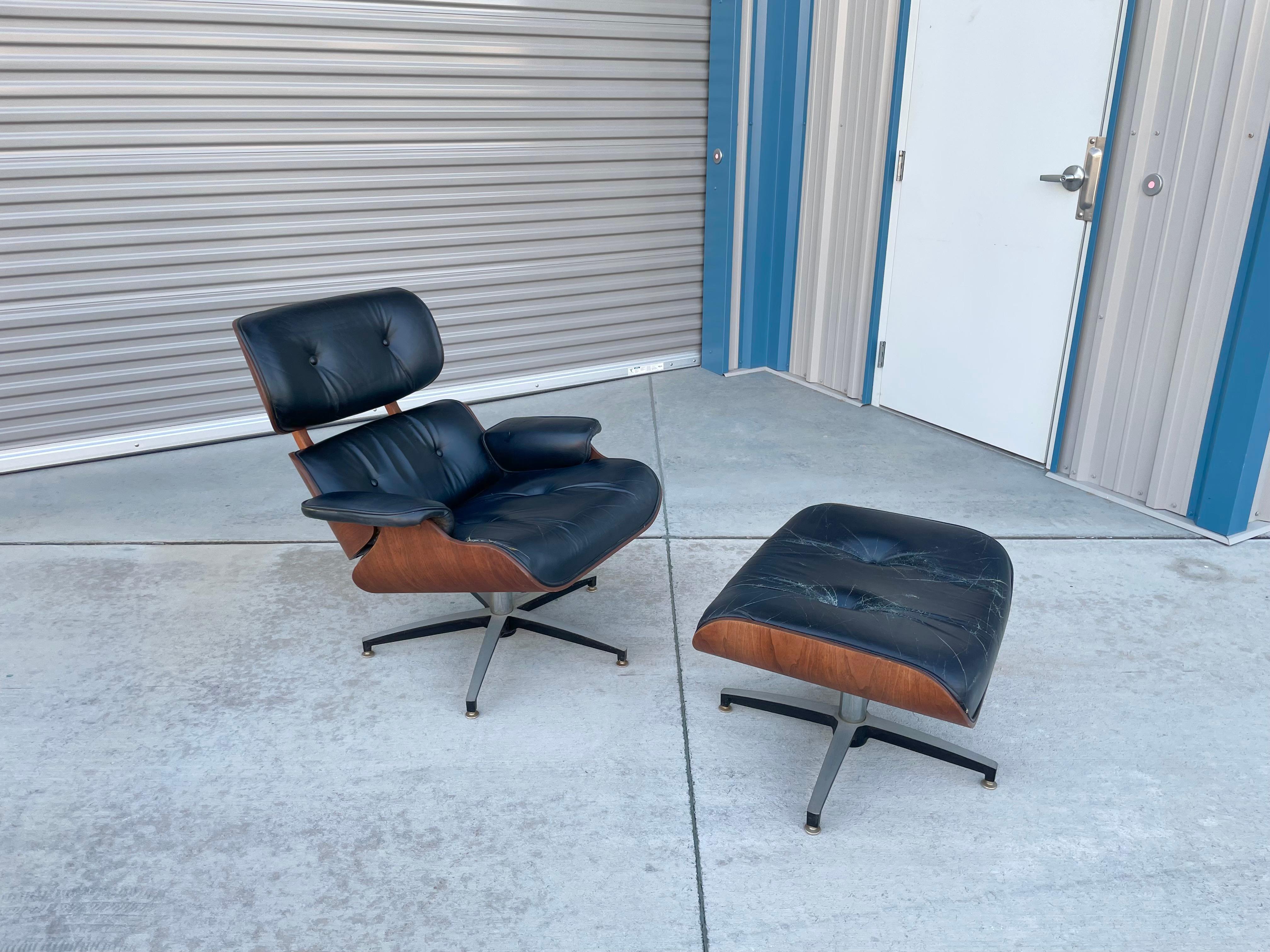 Mid-20th Century 1960s Mid Century Chair and Ottoman Styled After Herman Miller For Sale