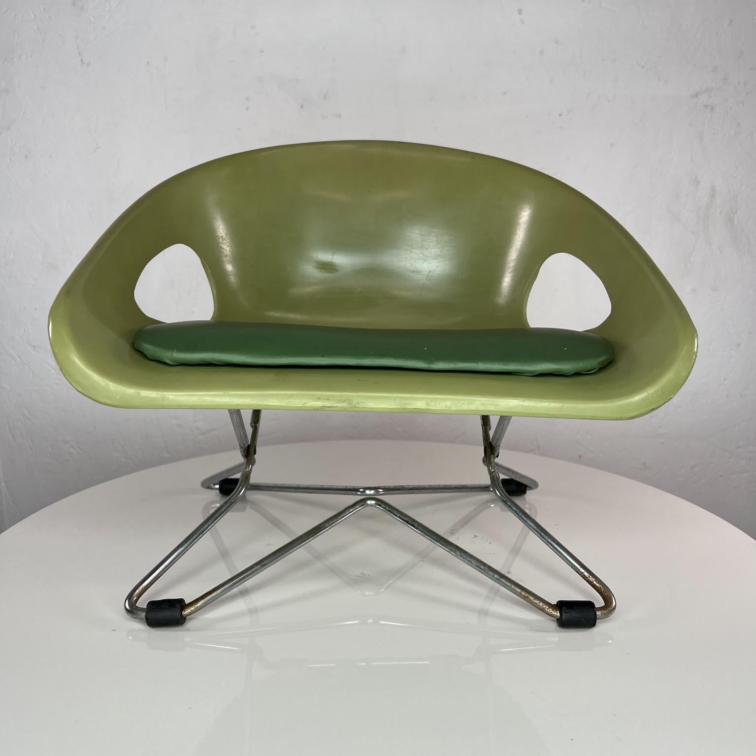 1960s Modern Eames style vintage cosco kid's chair booster seat in Avocado Green
Cushion Pad Chrome and Plastic with Hairpin Legs! Made Columbus, Indiana
12 tall x 13.75 w x 10.5 d Seat h 7
Preowned original vintage condition
Refer to images.
 