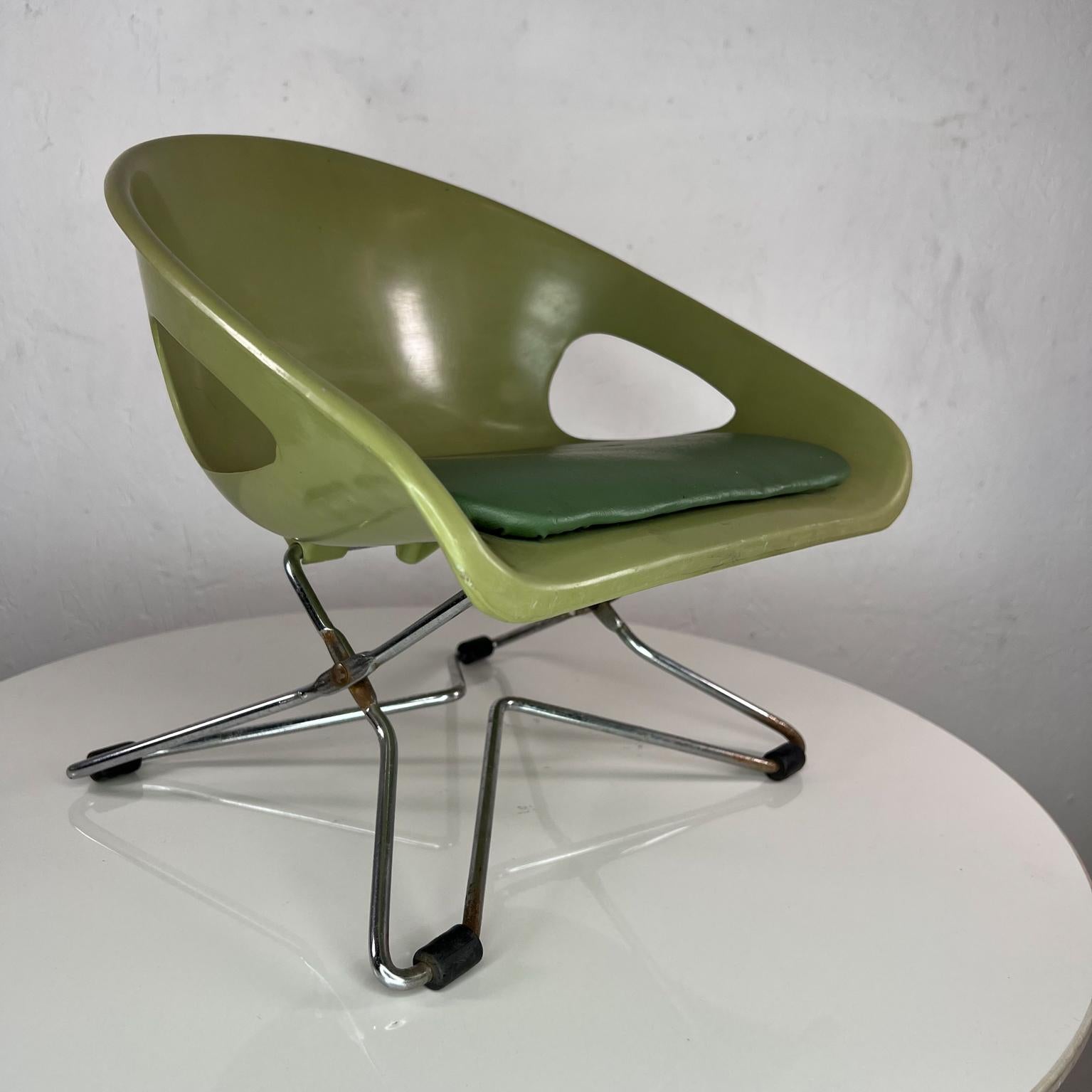 1960s Mid Century Child's Booster Seat Chair Avocado Green by Cosco Indiana In Good Condition In Chula Vista, CA