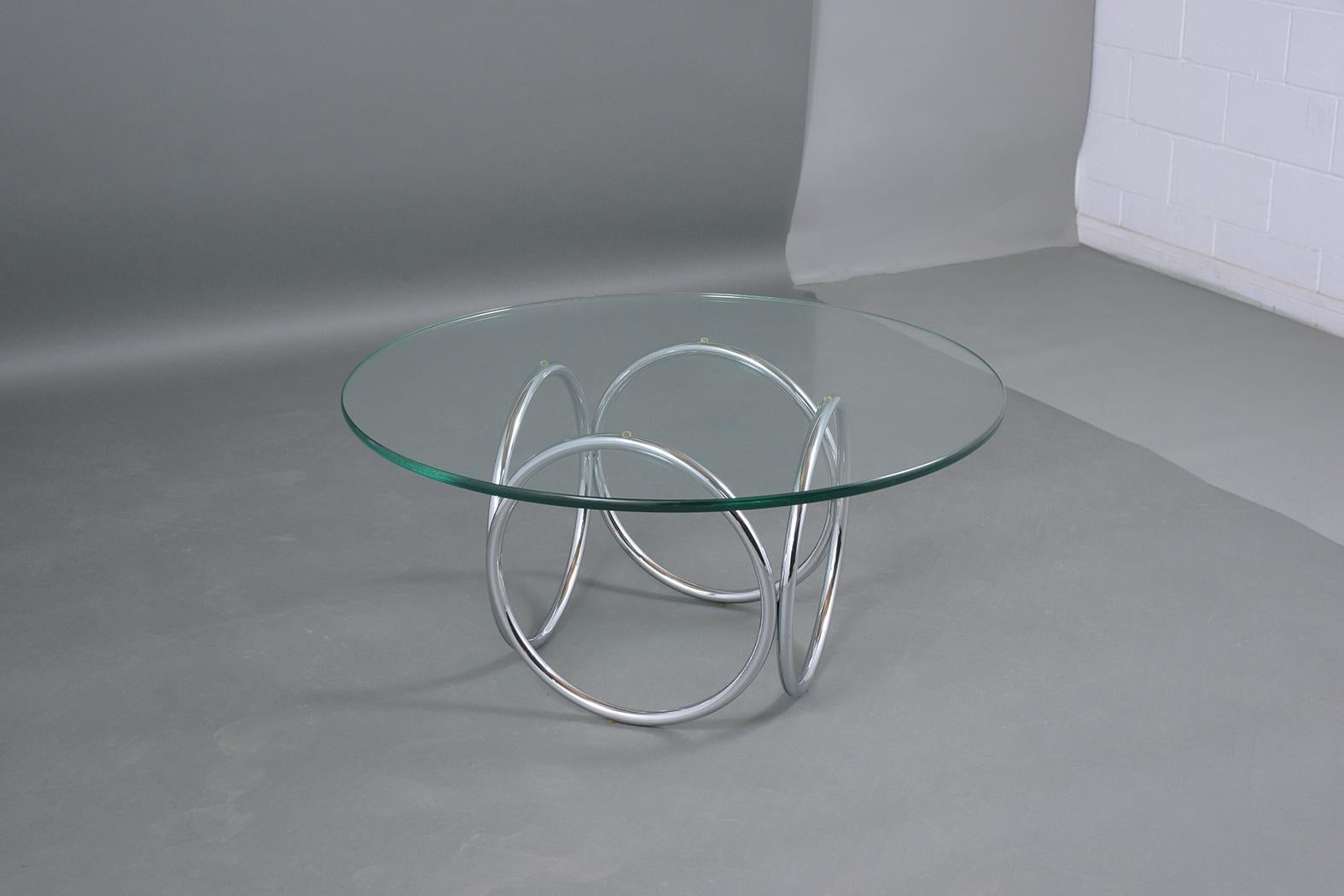 Élevez votre espace avec notre table d'appoint moderne en chrome, une pièce qui incarne parfaitement l'essence épurée et élégante du design du milieu du siècle. Cette table, fabriquée en métal avec une finition chromée, a été récemment restaurée en
