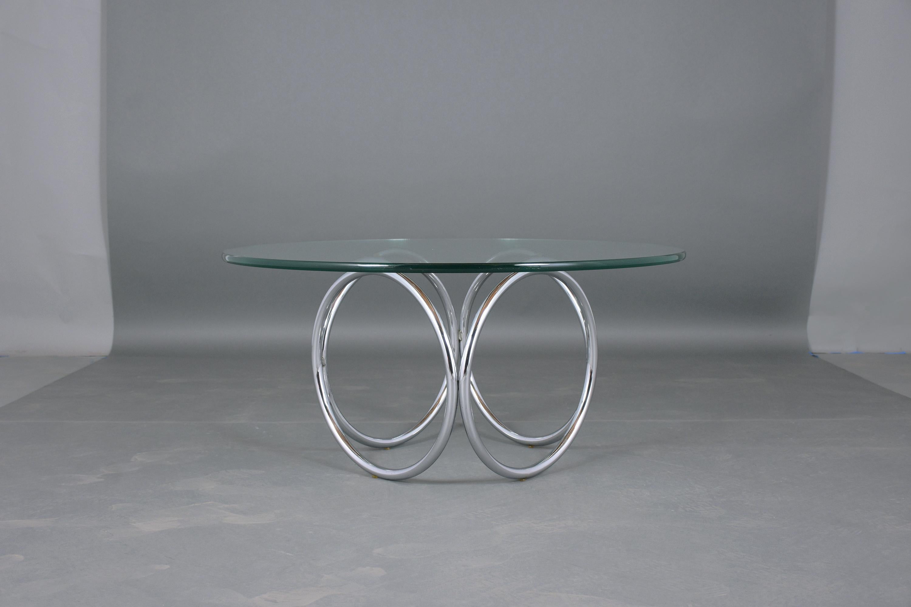 Mid-Century Modern Table d'appoint chromée moderne mi-siècle restaurée des années 1960 avec plateau en verre rond en vente