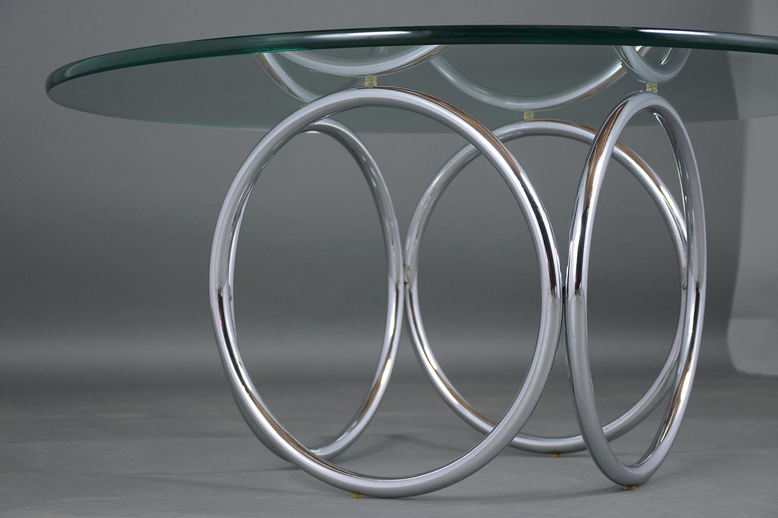 Table d'appoint chromée moderne mi-siècle restaurée des années 1960 avec plateau en verre rond Bon état - En vente à Los Angeles, CA