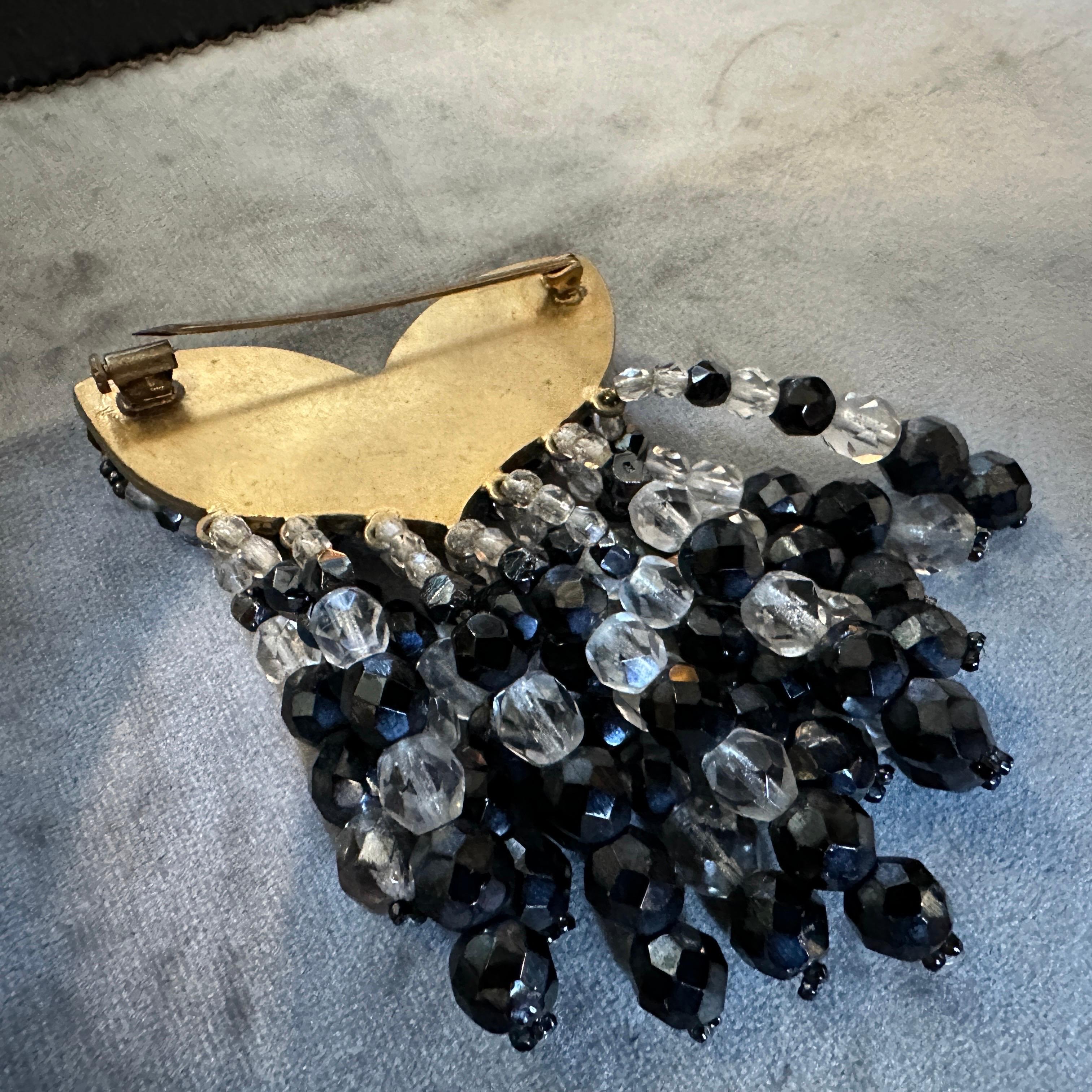 1960s Mid-Century Costume Jewelry Beads and Brass Italian Brooch In Excellent Condition For Sale In Aci Castello, IT