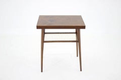 Table d'appoint tchèque en chêne des années 1960, de style « mid-century », avec étagère à magazines tressée