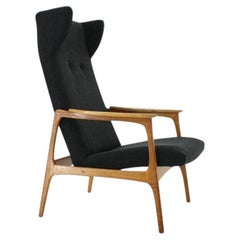 Poltrona a orecchioni in rovere cecoslovacca degli anni ’60, in stile Mid-Century, rivestita in bouclé nero