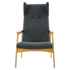 Poltrona a orecchioni in rovere cecoslovacca degli anni ’60, in stile Mid-Century, rivestita in bouclé nero
