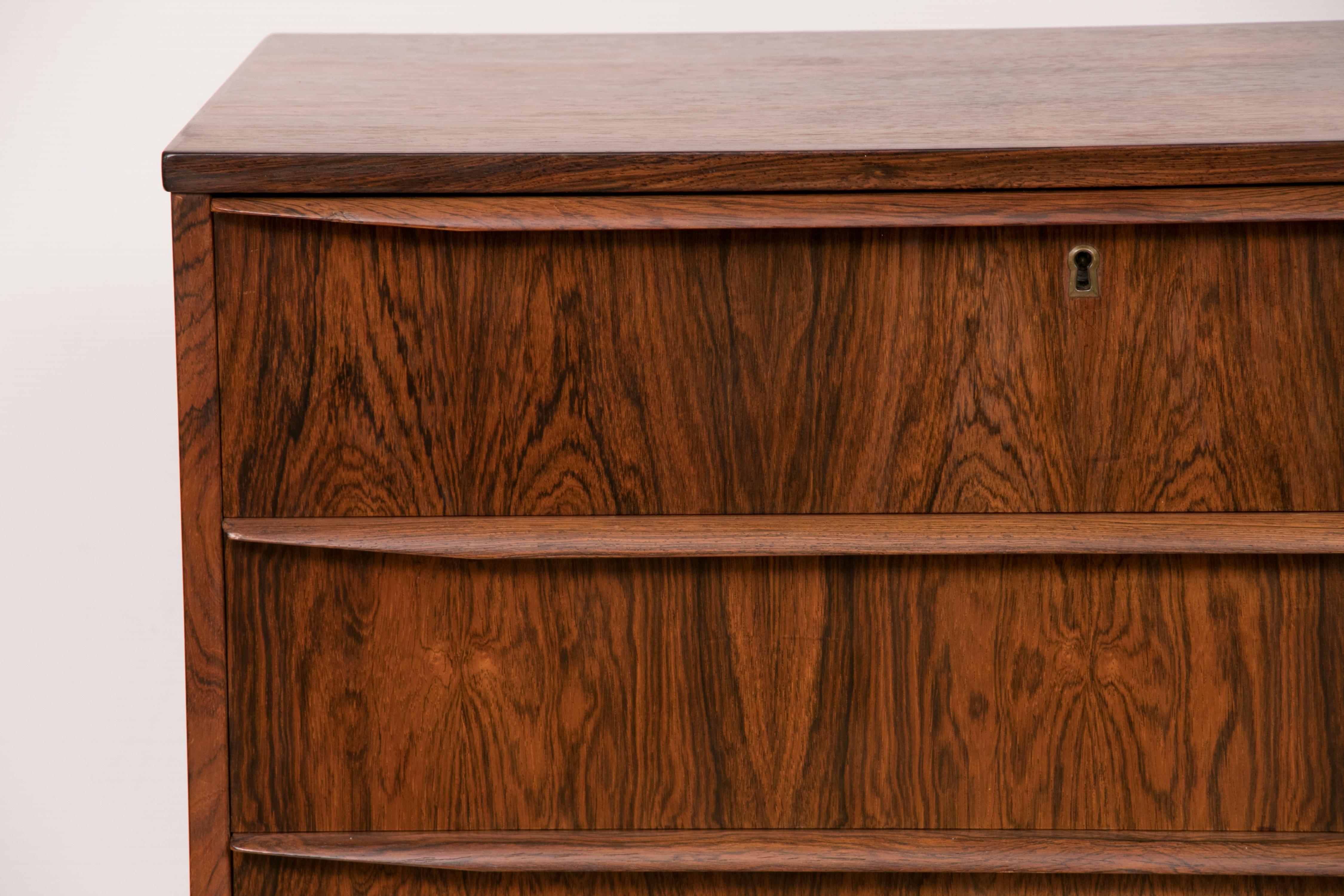 1960s Midcentury Danish Brazilian Rosewood Lip Handled Chest of Six Drawers In Good Condition In London, GB