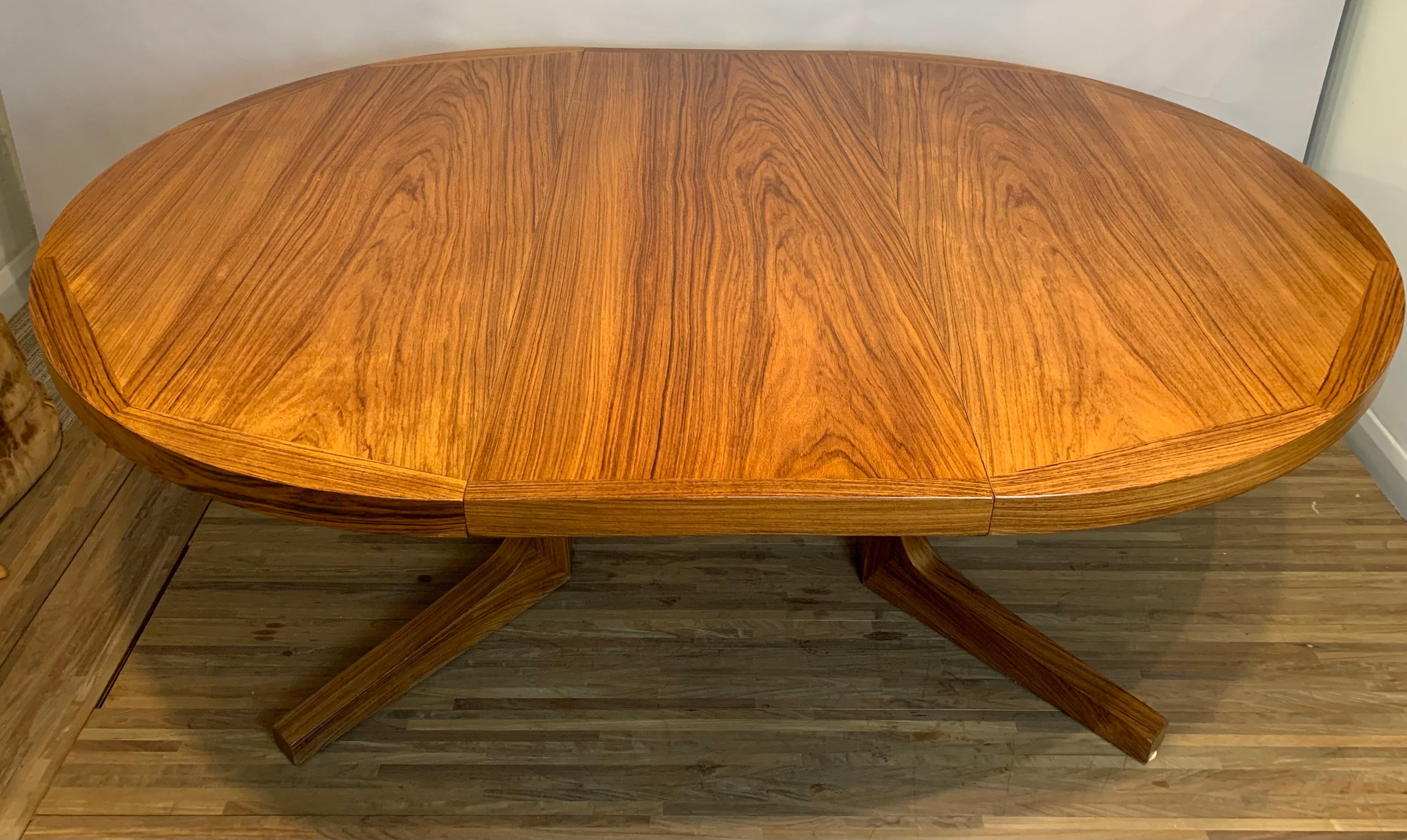 1960s Mid-Century Danish Dyrlund Rosewood Extendable Pedestal Dining Table In Good Condition In London, GB