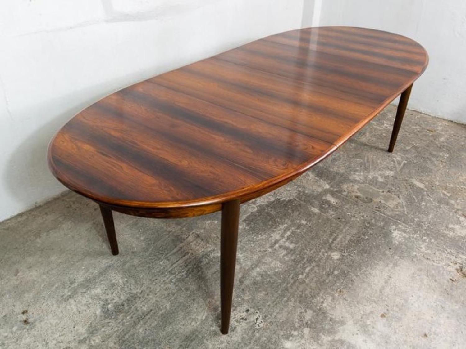 A beautiful extending and restored 1960s Gudme Møbelfabrik Danish rosewood extendable dining table. The table easily sits 8 to 10 people comfortably when fully extended with its two additional leaves in place. Gudme Møbelfabrik was well known for