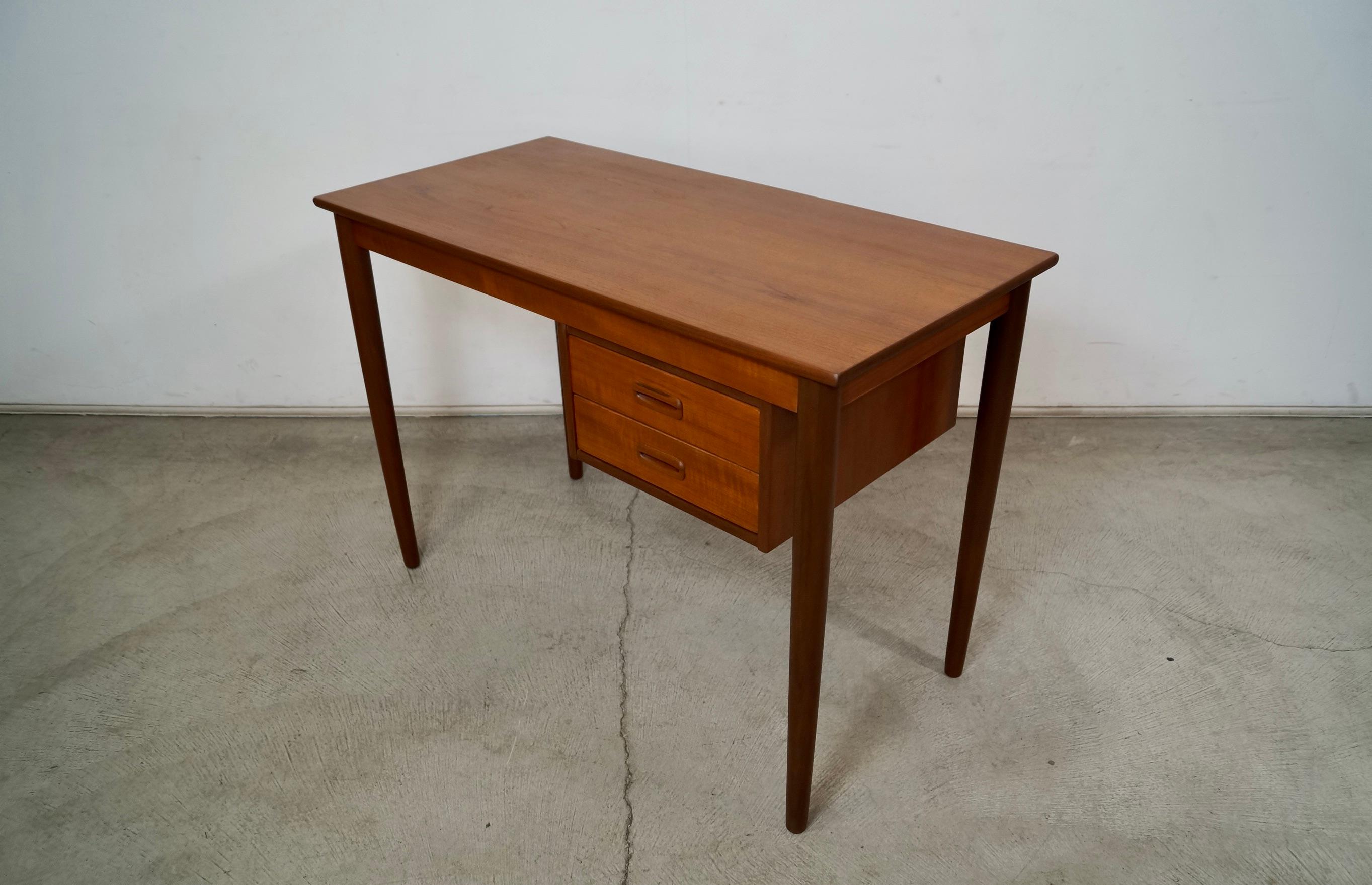 Scrivania in teak della metà del secolo scorso in stile danese moderno di Arne Vodder in vendita 3