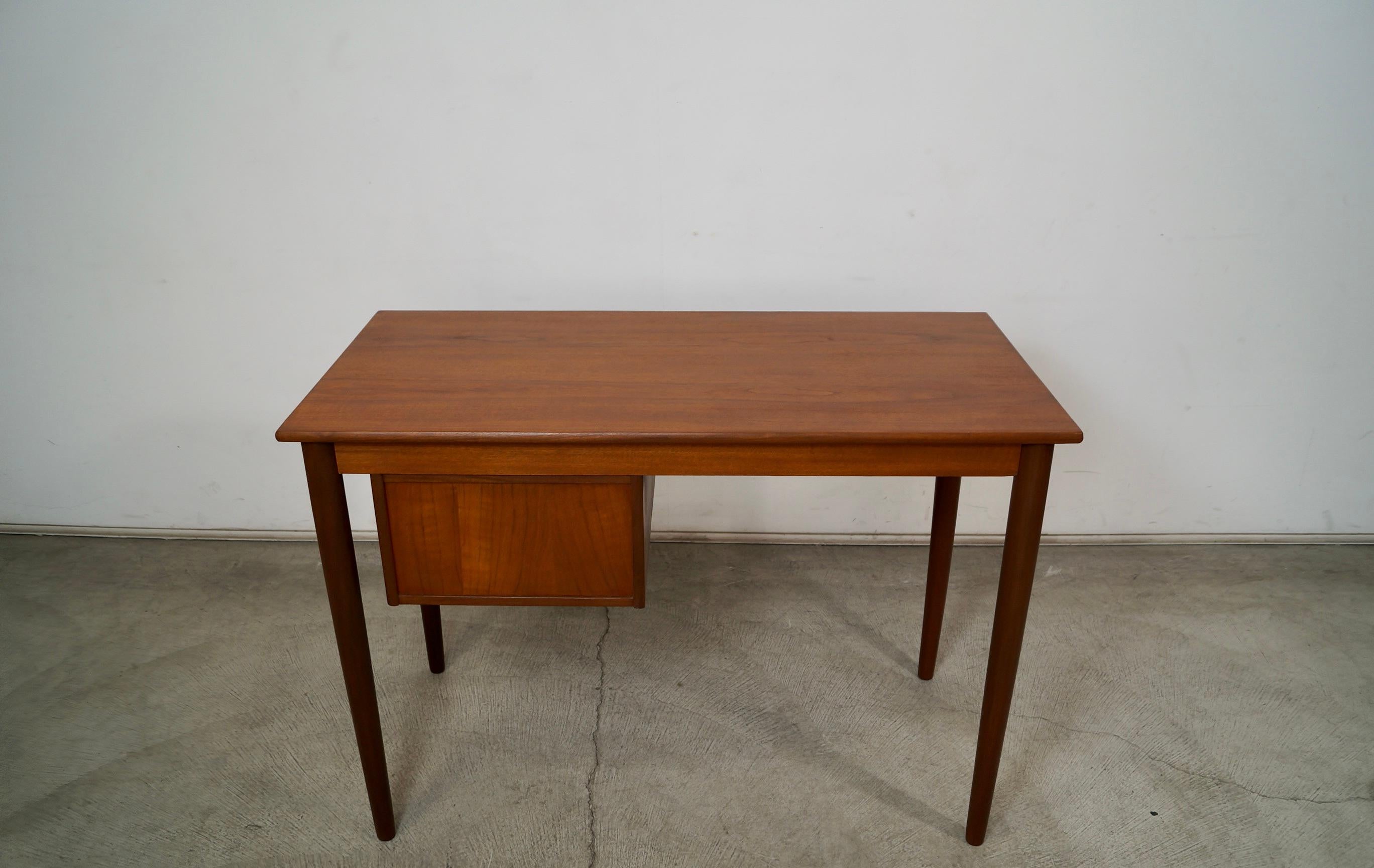 Scrivania in teak della metà del secolo scorso in stile danese moderno di Arne Vodder in vendita 6