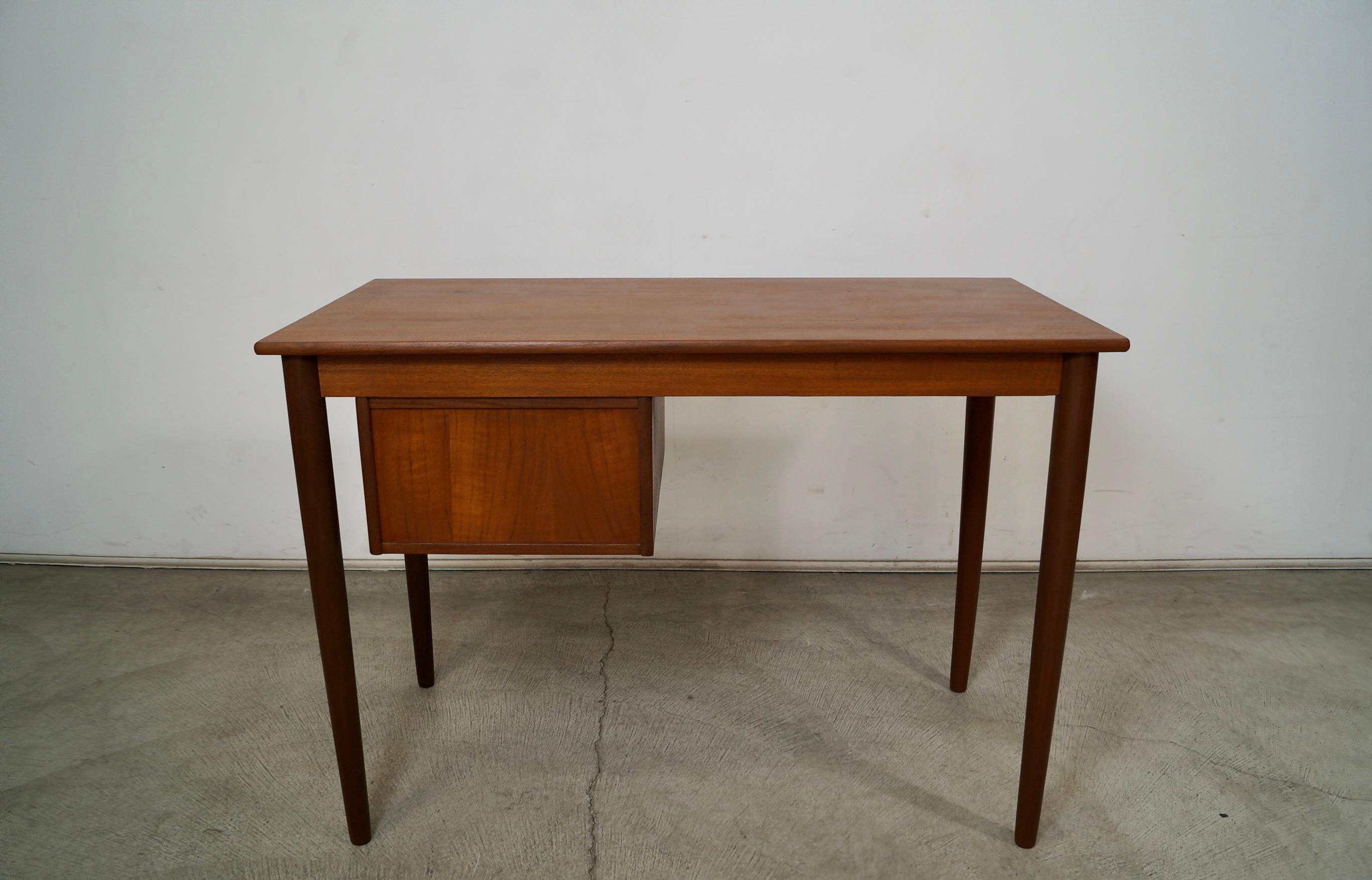 Scrivania in teak della metà del secolo scorso in stile danese moderno di Arne Vodder in vendita 7