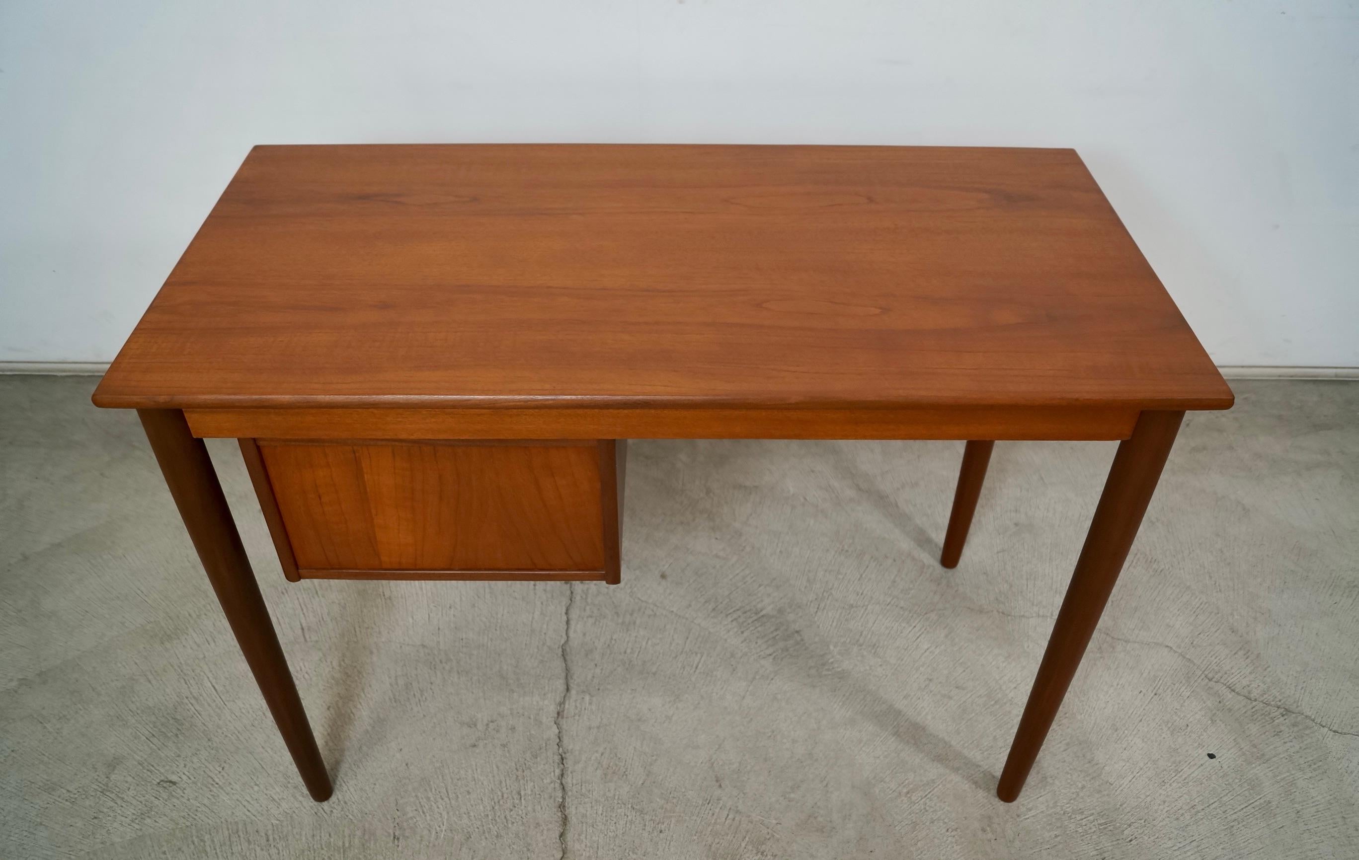 Scrivania in teak della metà del secolo scorso in stile danese moderno di Arne Vodder in vendita 8