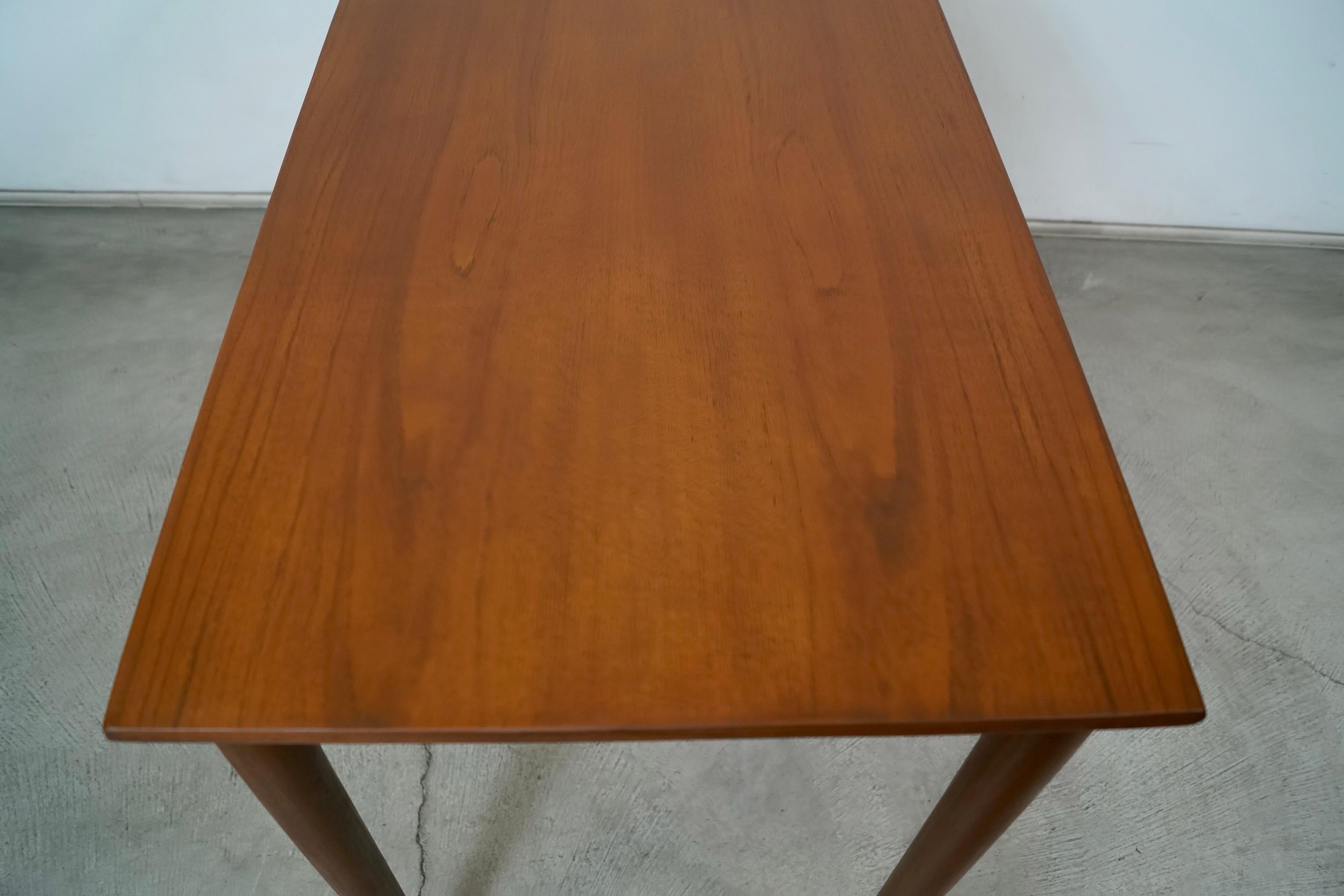 Scrivania in teak della metà del secolo scorso in stile danese moderno di Arne Vodder in vendita 10