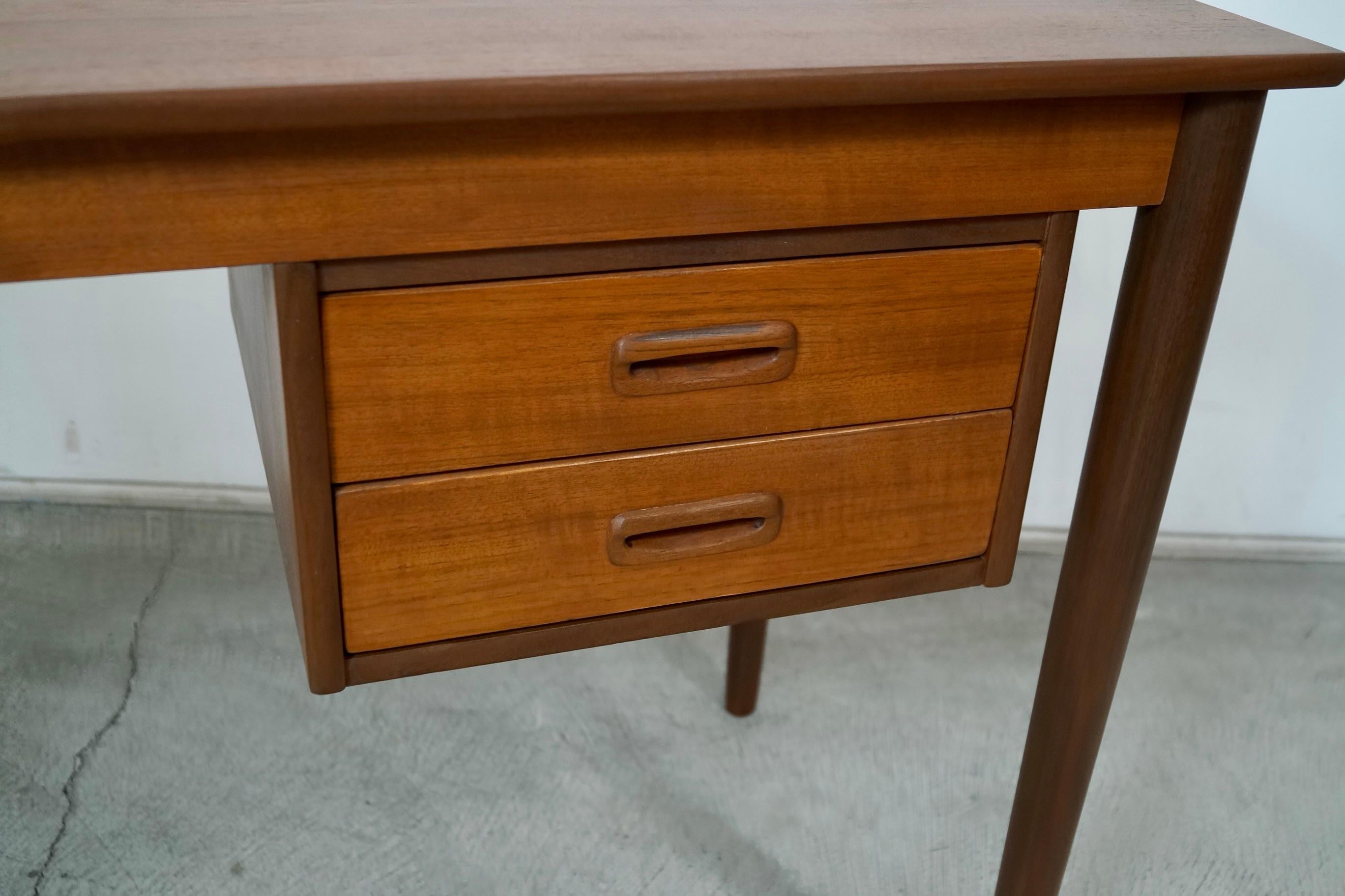 Scrivania in teak della metà del secolo scorso in stile danese moderno di Arne Vodder in vendita 12