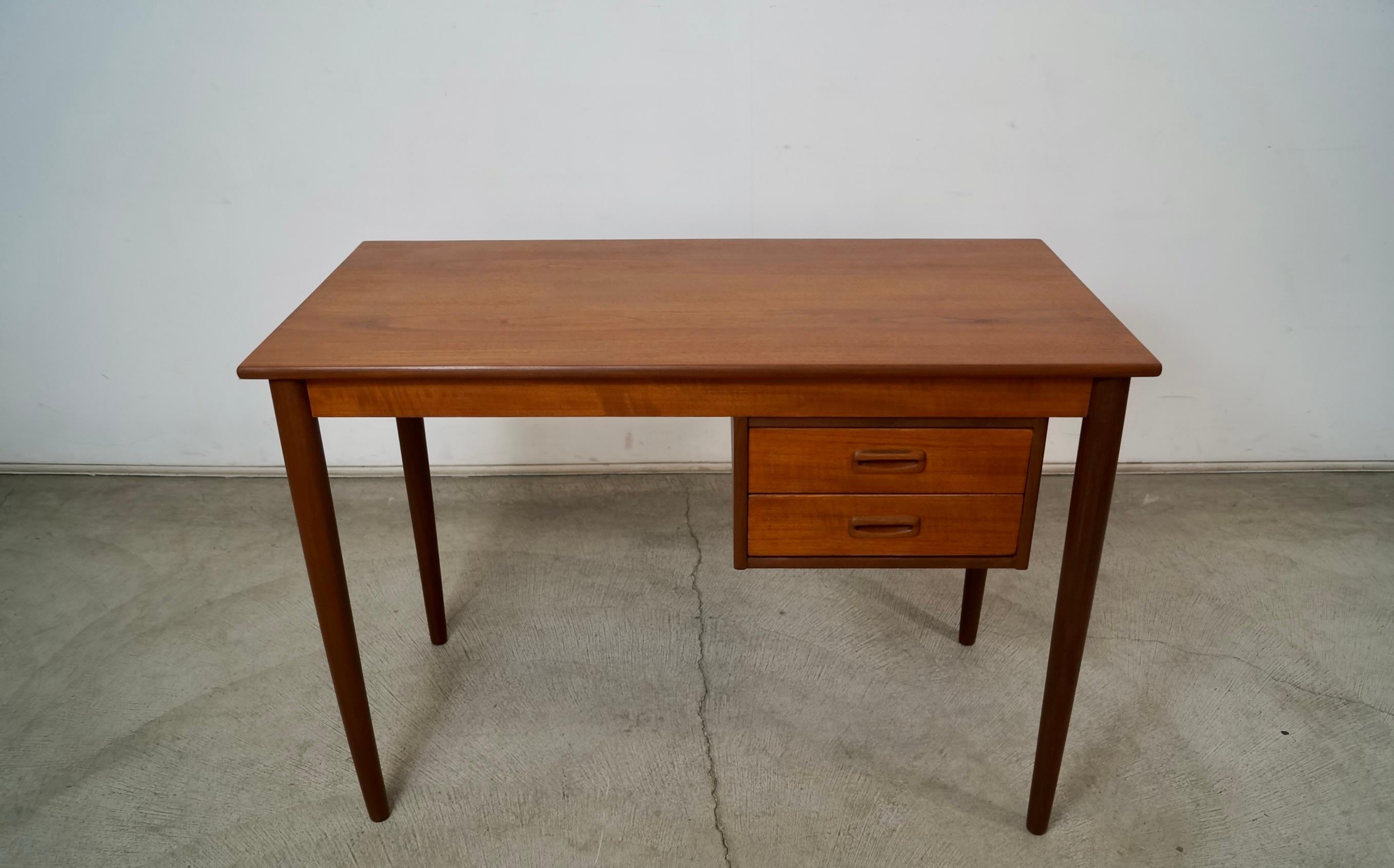 Mid-Century moderno Scrivania in teak della metà del secolo scorso in stile danese moderno di Arne Vodder in vendita