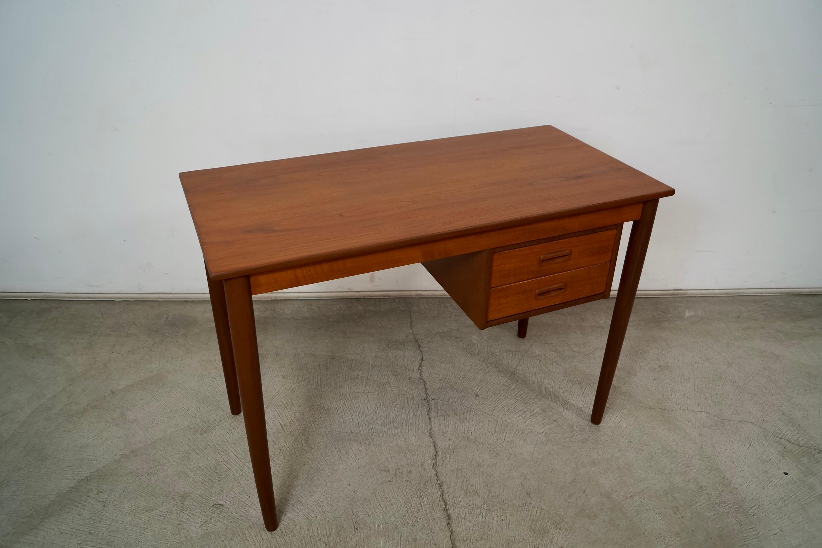 Danese Scrivania in teak della metà del secolo scorso in stile danese moderno di Arne Vodder in vendita