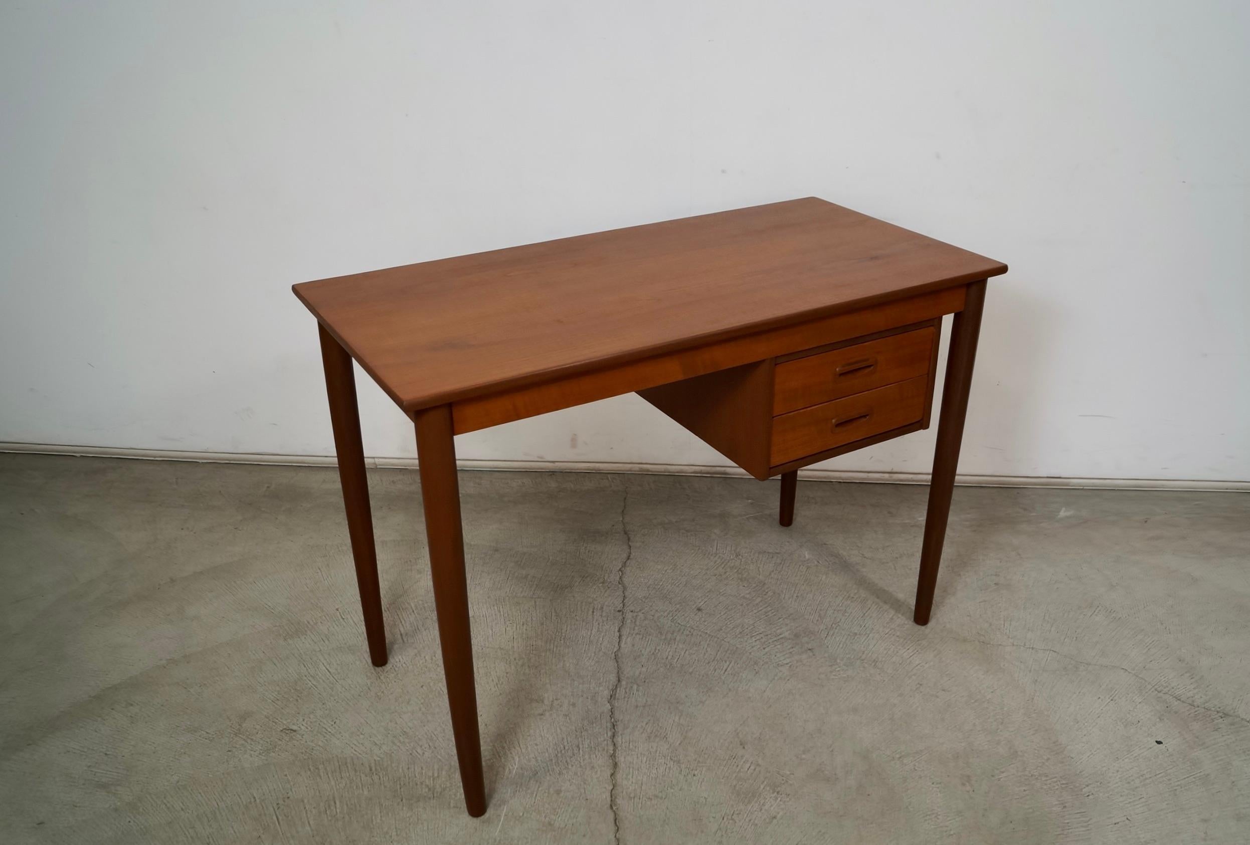 Scrivania in teak della metà del secolo scorso in stile danese moderno di Arne Vodder In condizioni buone in vendita a Burbank, CA
