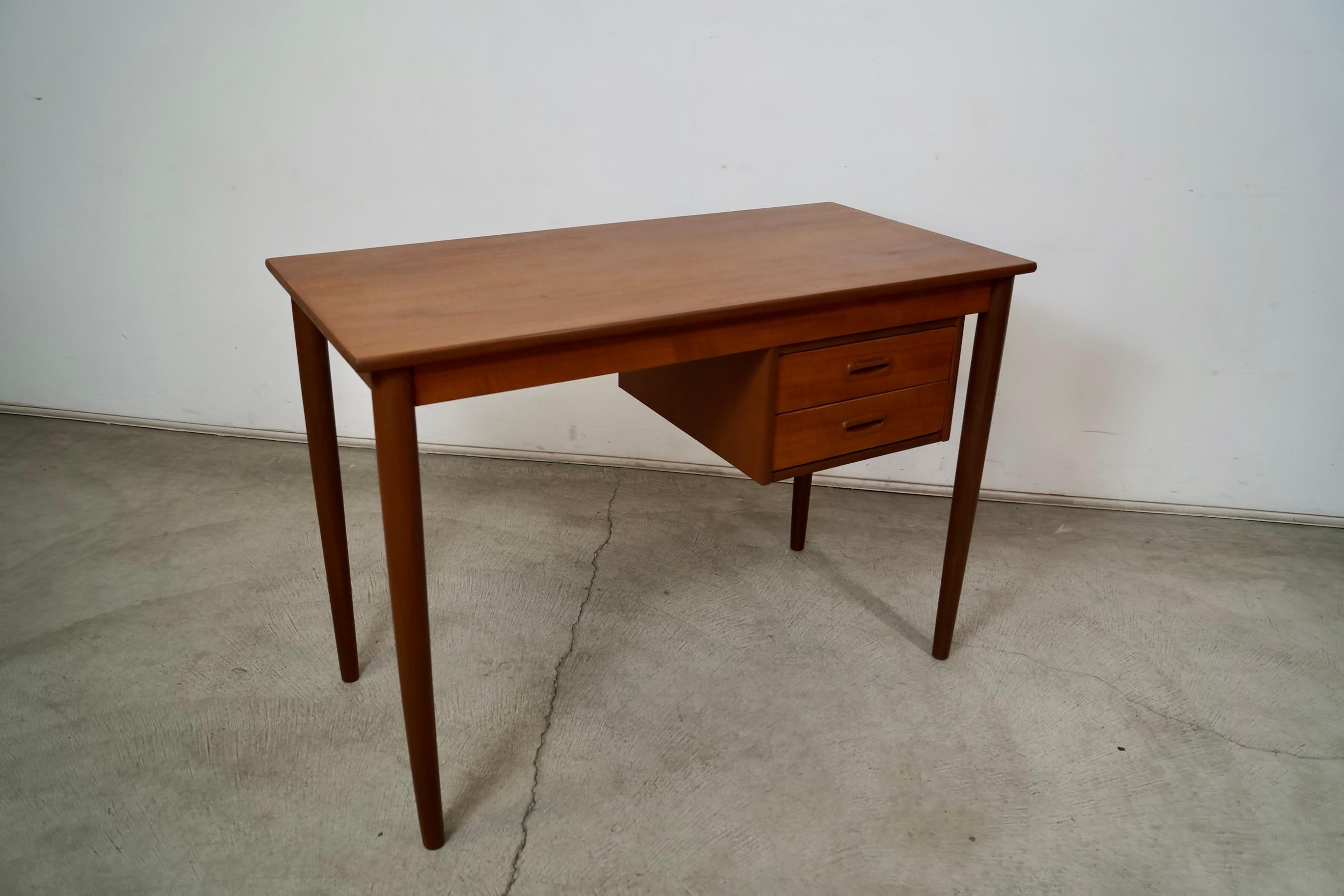 Metà XX secolo Scrivania in teak della metà del secolo scorso in stile danese moderno di Arne Vodder in vendita