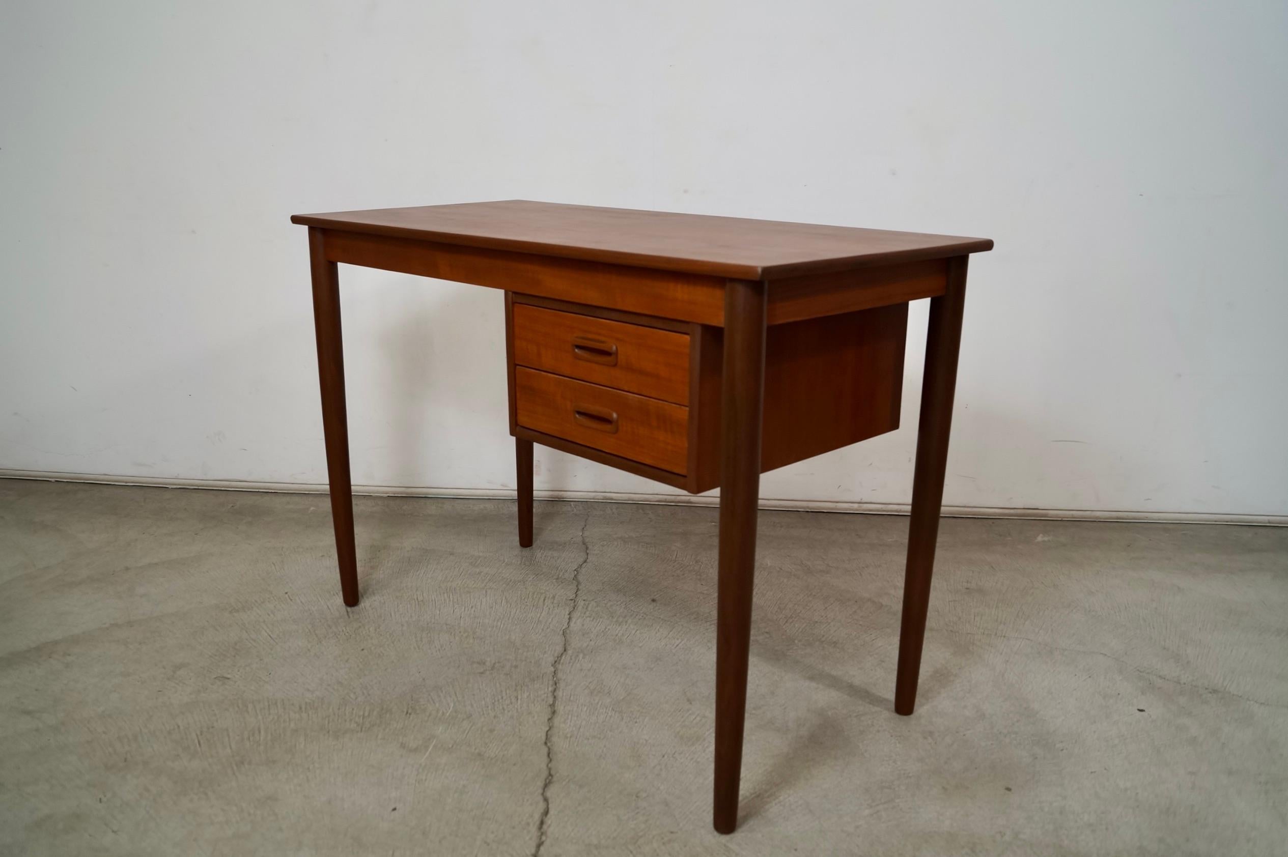 Scrivania in teak della metà del secolo scorso in stile danese moderno di Arne Vodder in vendita 1