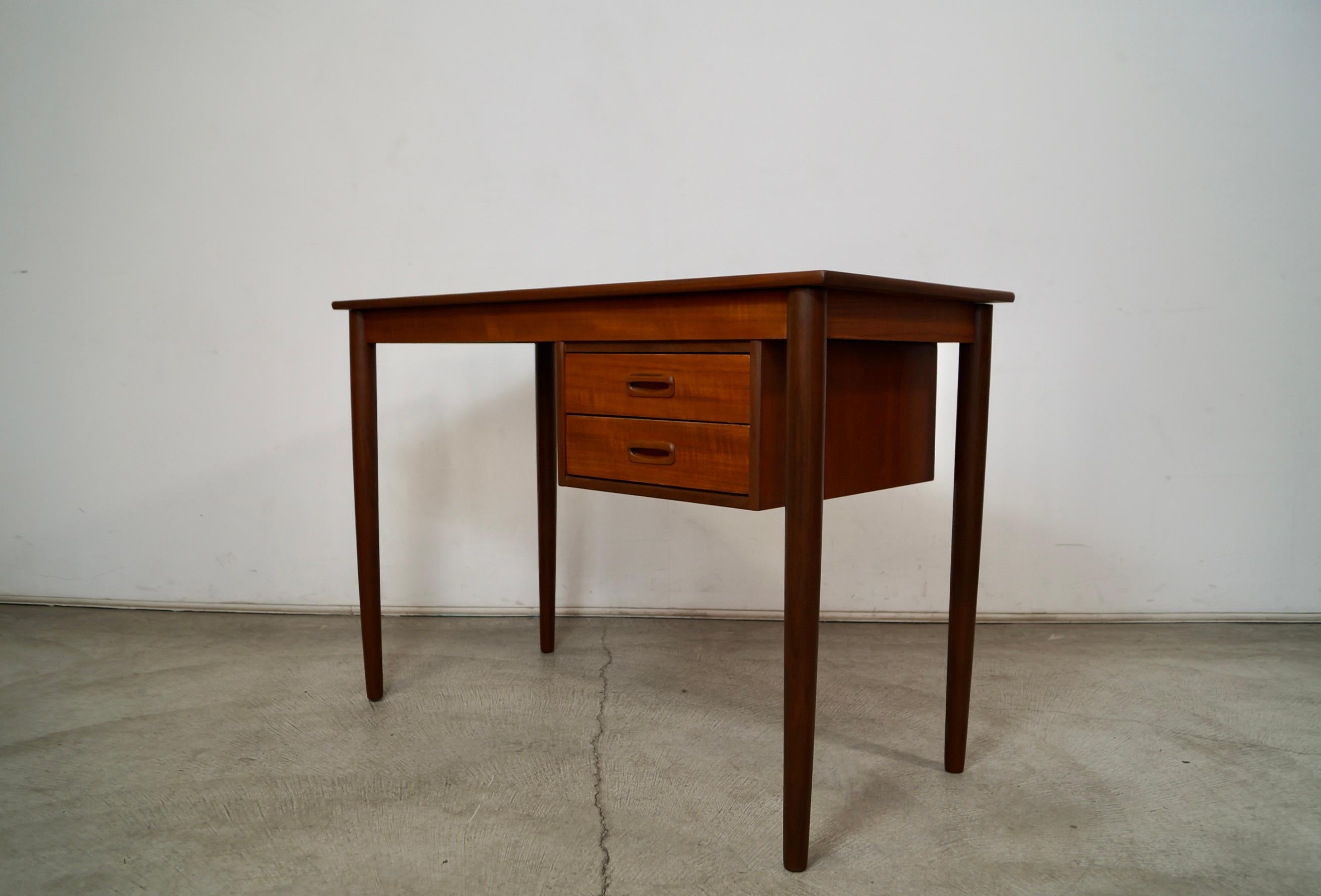 Scrivania in teak della metà del secolo scorso in stile danese moderno di Arne Vodder in vendita 2