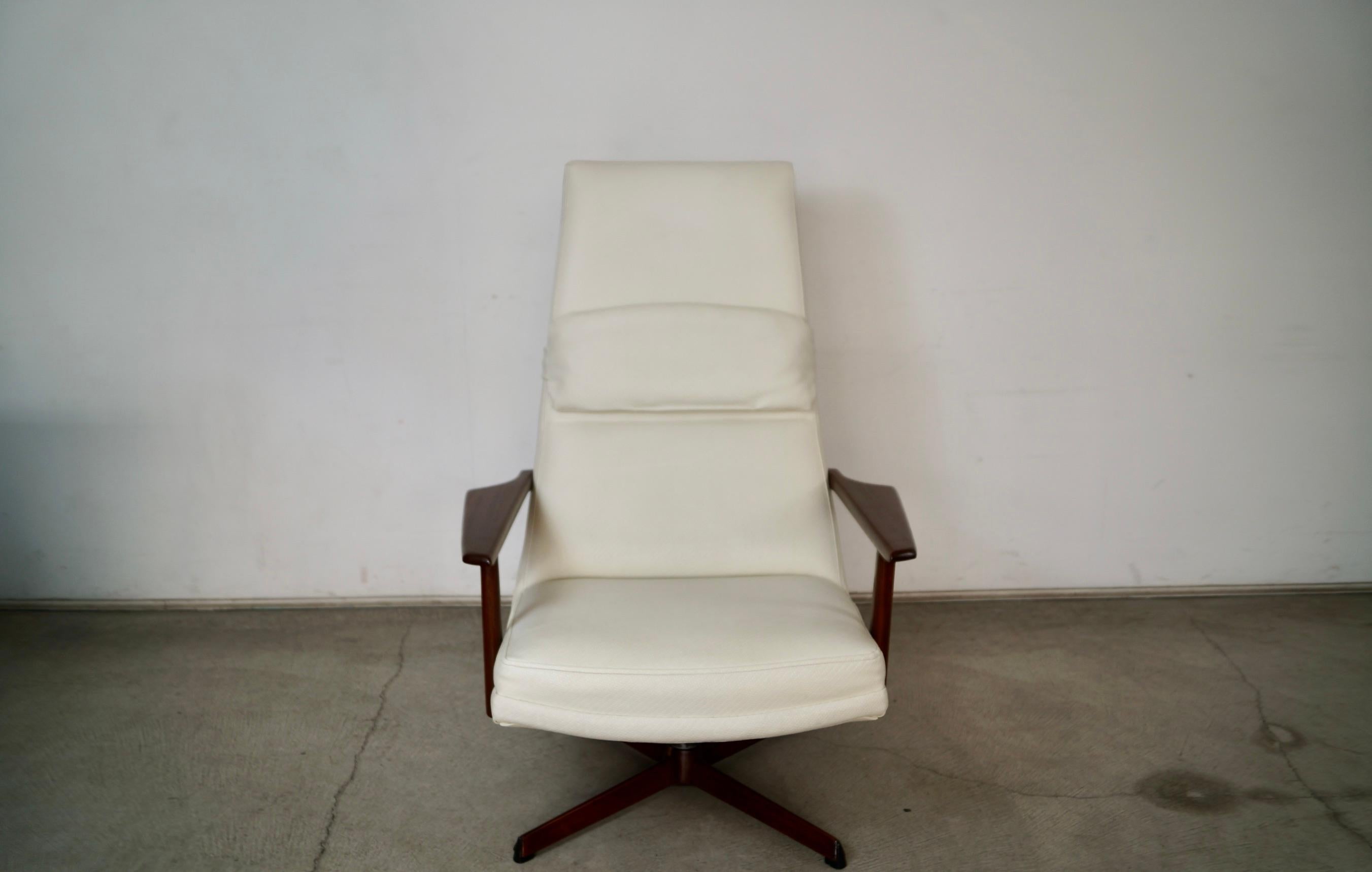 Sedia da salotto originale Midcentury Modern in vendita. Progettato dalla designer danese Ib Madsen. È stata prodotta negli anni '60 ed è stata precedentemente restaurata. Ha una struttura e dei braccioli in mogano massiccio con una base a stella in