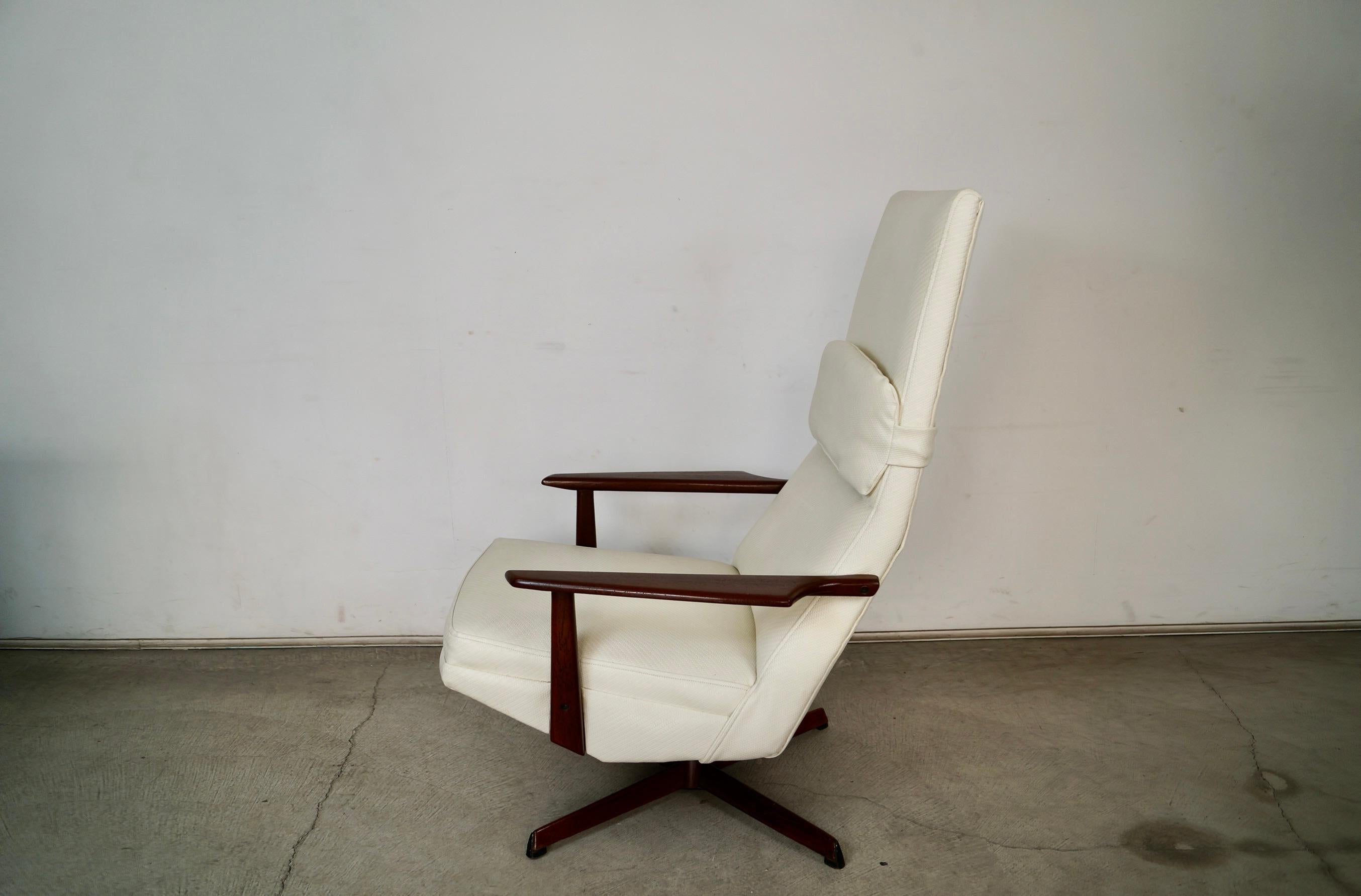 Materiale sintetico Poltrona danese moderna di metà secolo IB Madsen reclinabile del 1960 in vendita