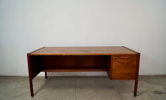 Bureau de direction en noyer danois moderne du milieu du siècle dernier, Jens Risom, 1960