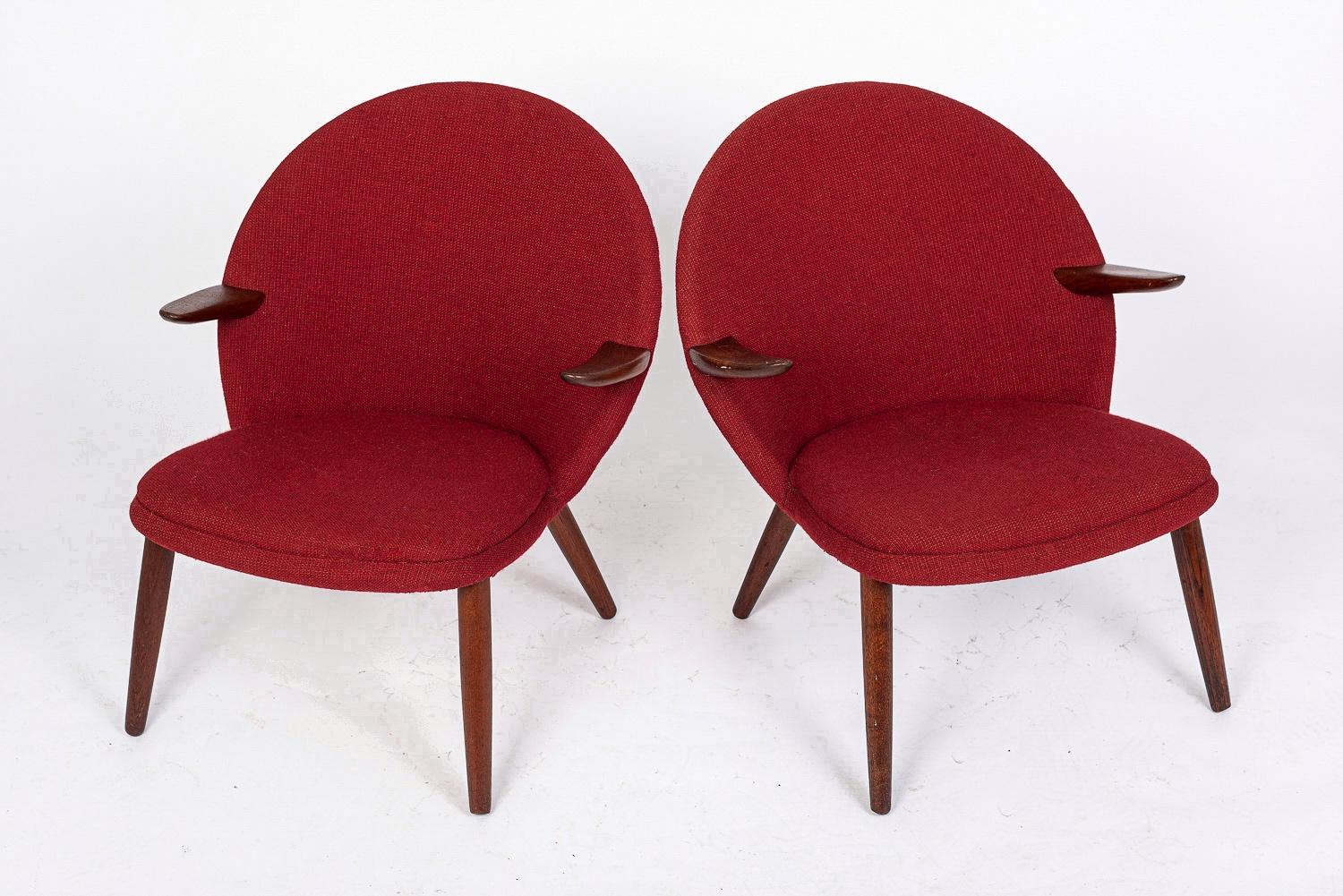 This exceptional pair of mid century Danish modern lounge chairs were designed by Kurt Olsen for Glostrup Møbelfabrik and made in Denmark circa 1960. The classic Scandinavian modern design has clean, minimalist lines and elegant curves. The lounge
