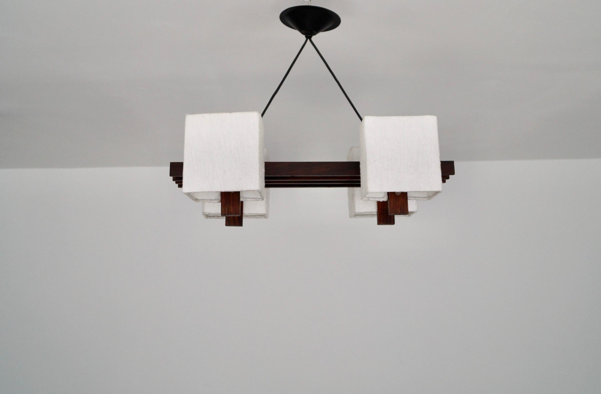 Lampadario originale vintage del 1950 Mid-century Modern Scandinavian in vendita. Realizzato in legno di palissandro massiccio, ha un bellissimo design scandinavo e pulito. Si tratta di un originale lampadario danese moderno con quattro luci. È in