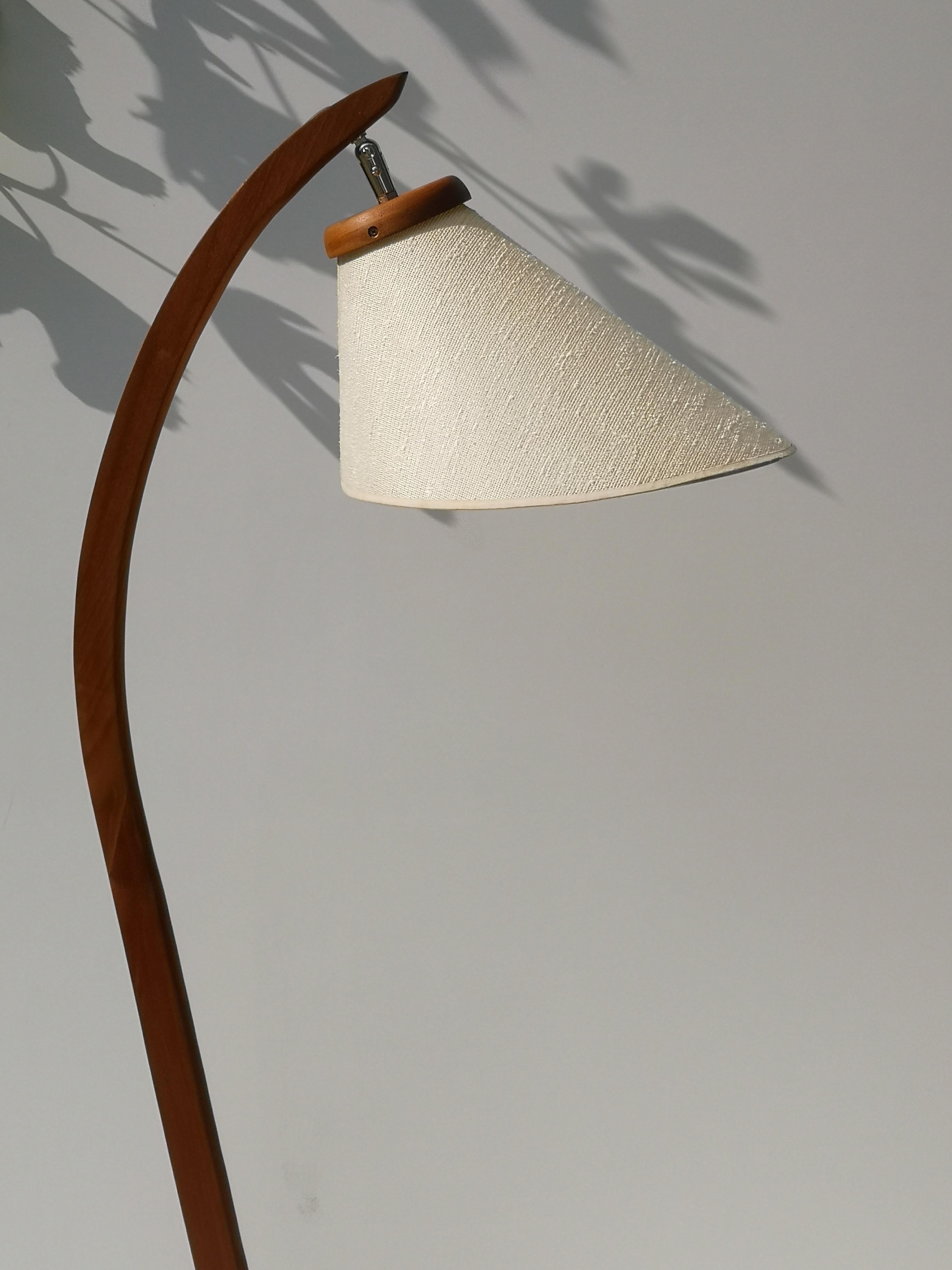 Bitte beachten Sie: Wir haben zwei dieser Lampen.

Diese atemberaubende Lampe hat ein wunderschön geformtes Gestell aus massivem Teakholz, ist frisch verkabelt und hat einen neuen, handgefertigten Schirm aus gesponnenem Leinen. Der Gesamtzustand