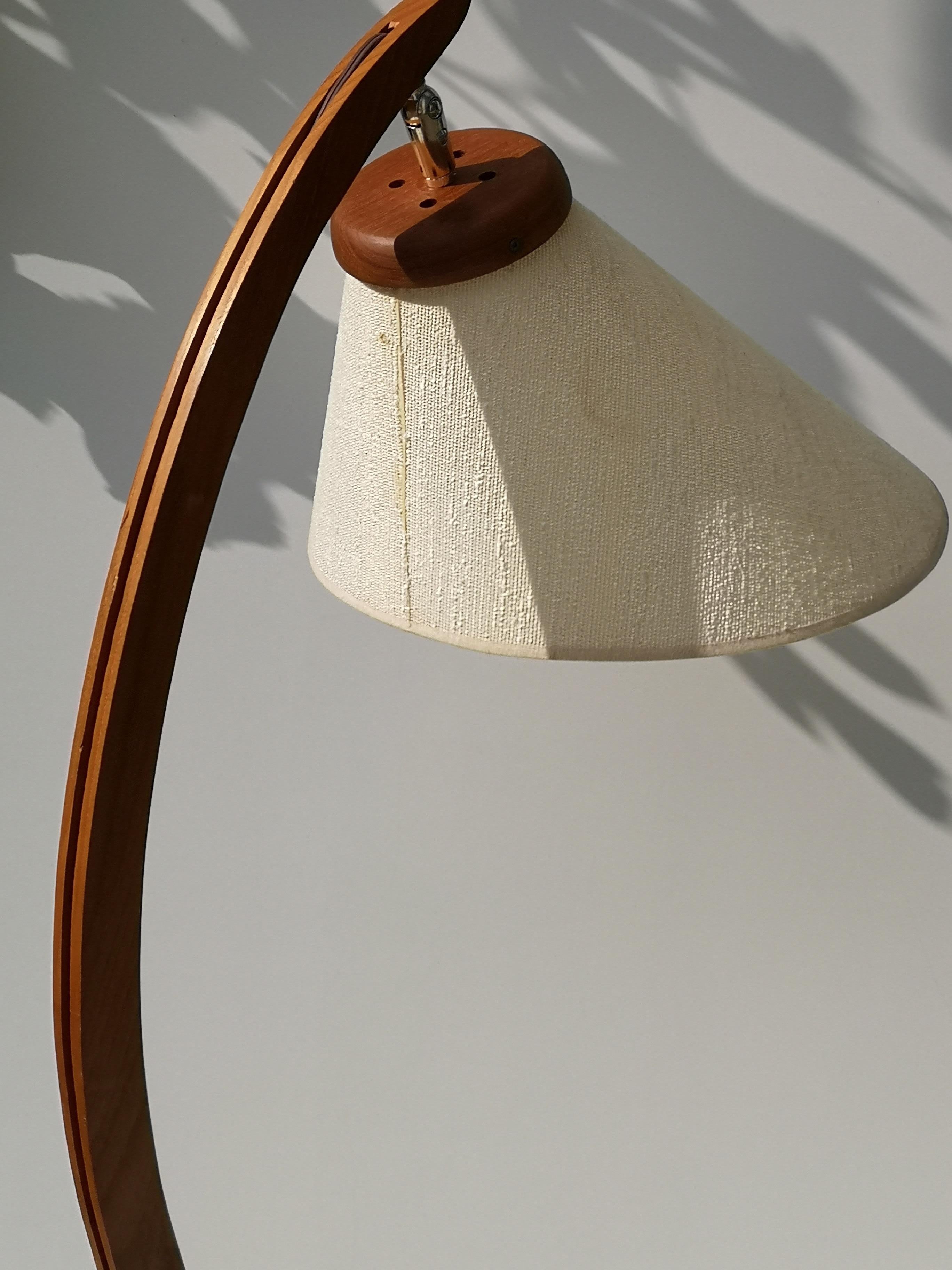 1960er Jahre Midcentury Danish Modern Teak Stehlampe (20. Jahrhundert) im Angebot