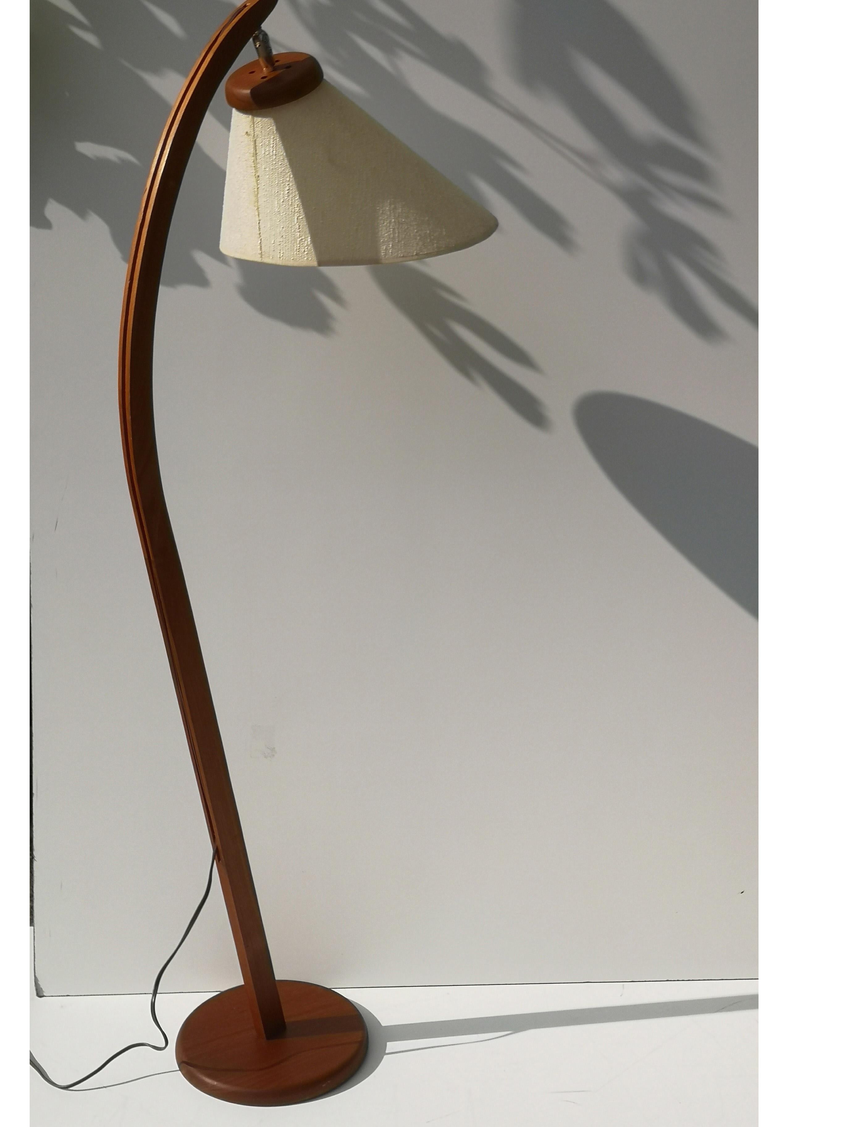 1960er Jahre Midcentury Danish Modern Teak Stehlampe (Leinen) im Angebot