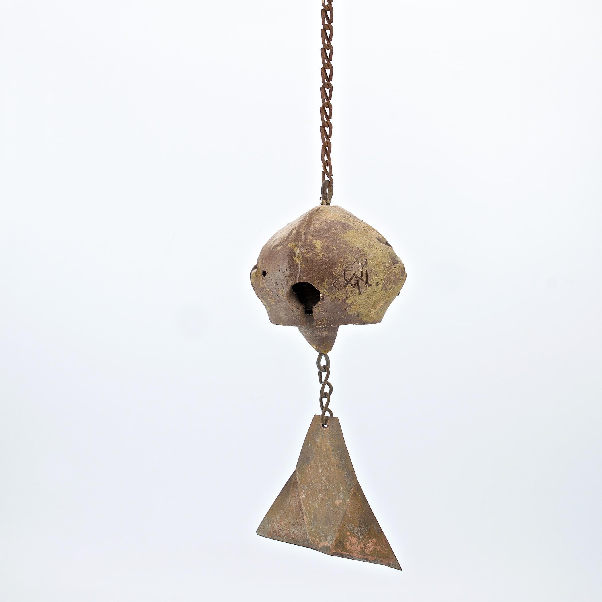 Carillón de viento para jardín desértico de mediados de siglo de 1960 Arcilla+cobre de Paolo Soleri Arcosanti Moderno de mediados de siglo en venta