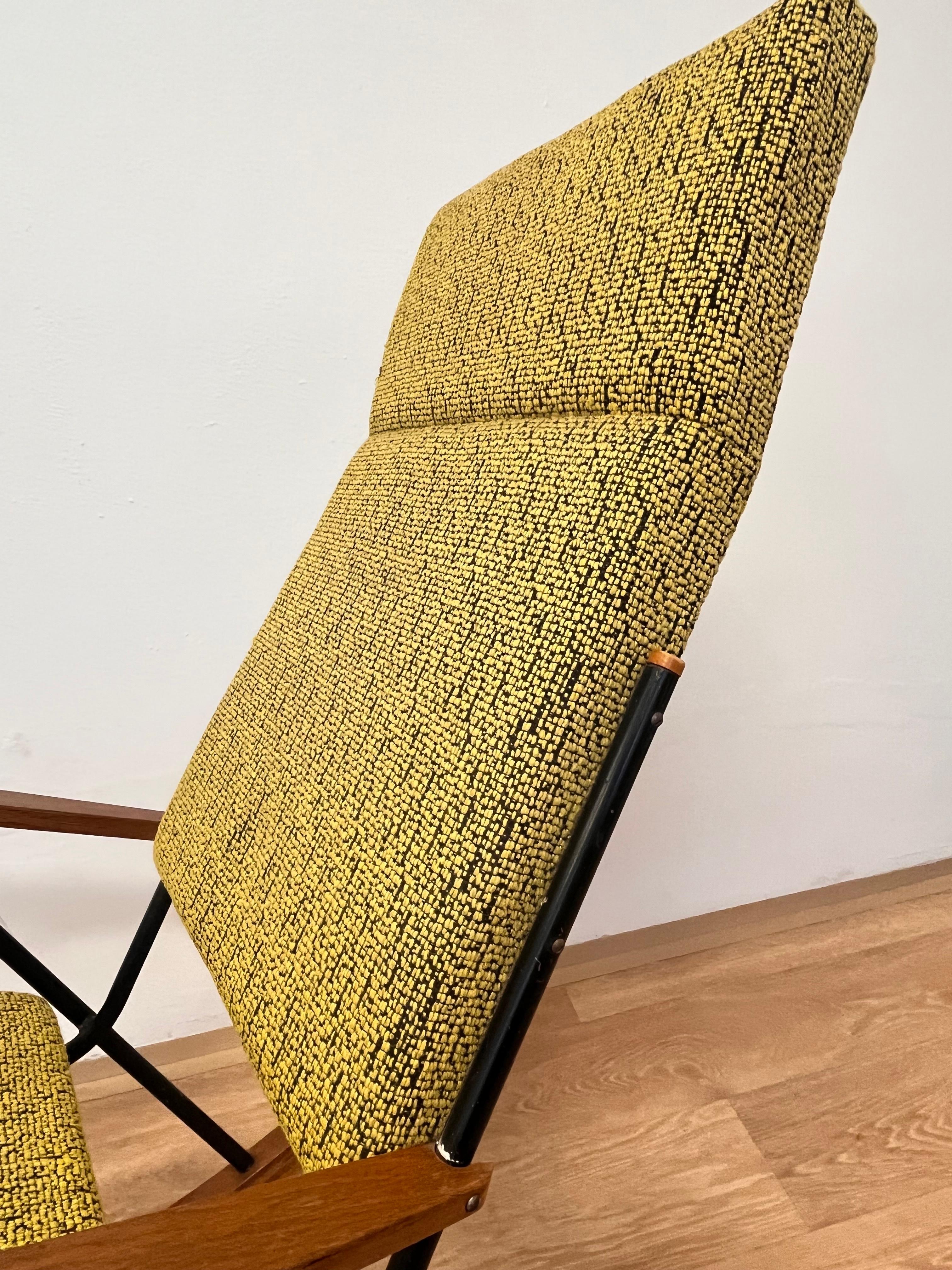 Sedia a dondolo di design del Mid Century degli anni '60 - Cecoslovacchia In condizioni buone in vendita a Praha, CZ